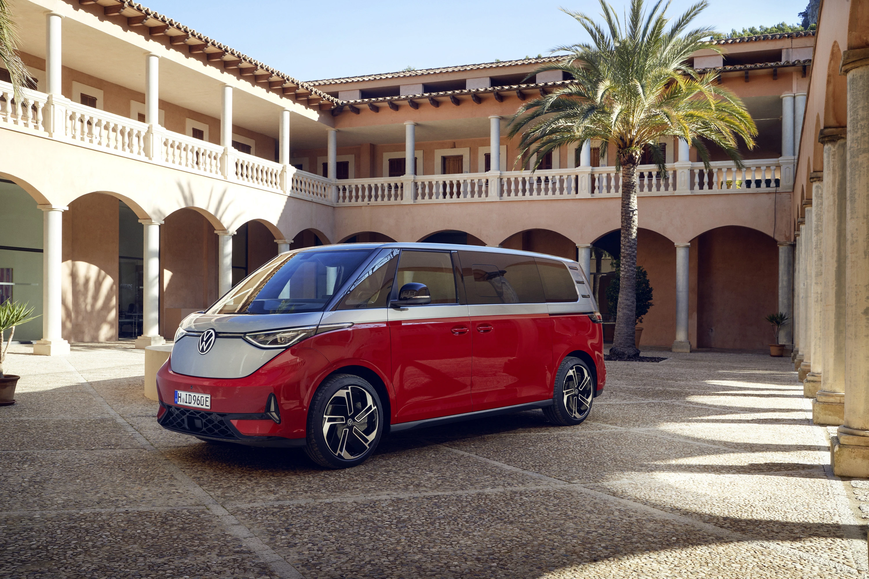 Volkswagen ID. Buzz LWB GTX 86 kWh exterior view