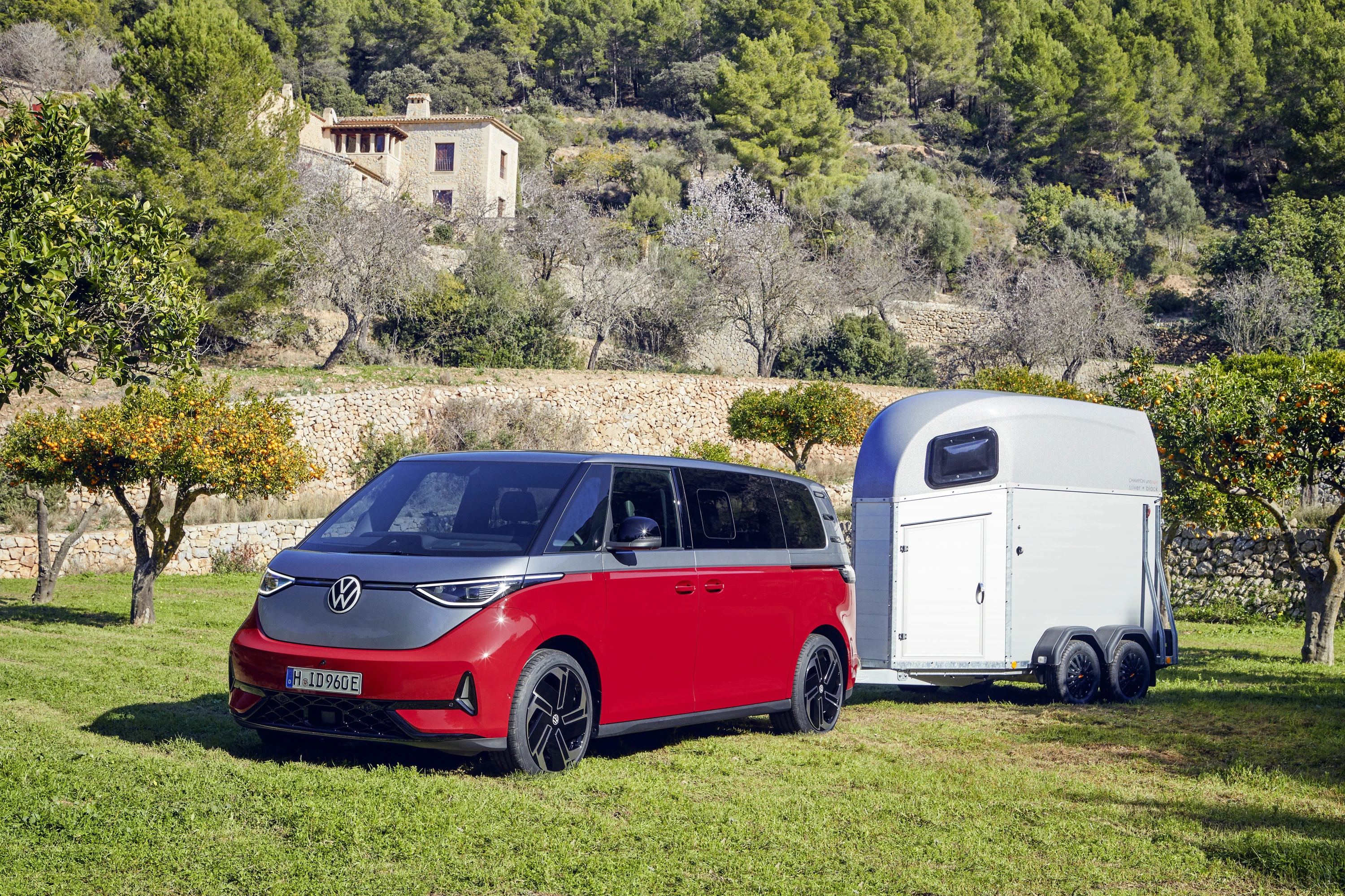 Volkswagen ID. Buzz LWB GTX 86 kWh trailer view