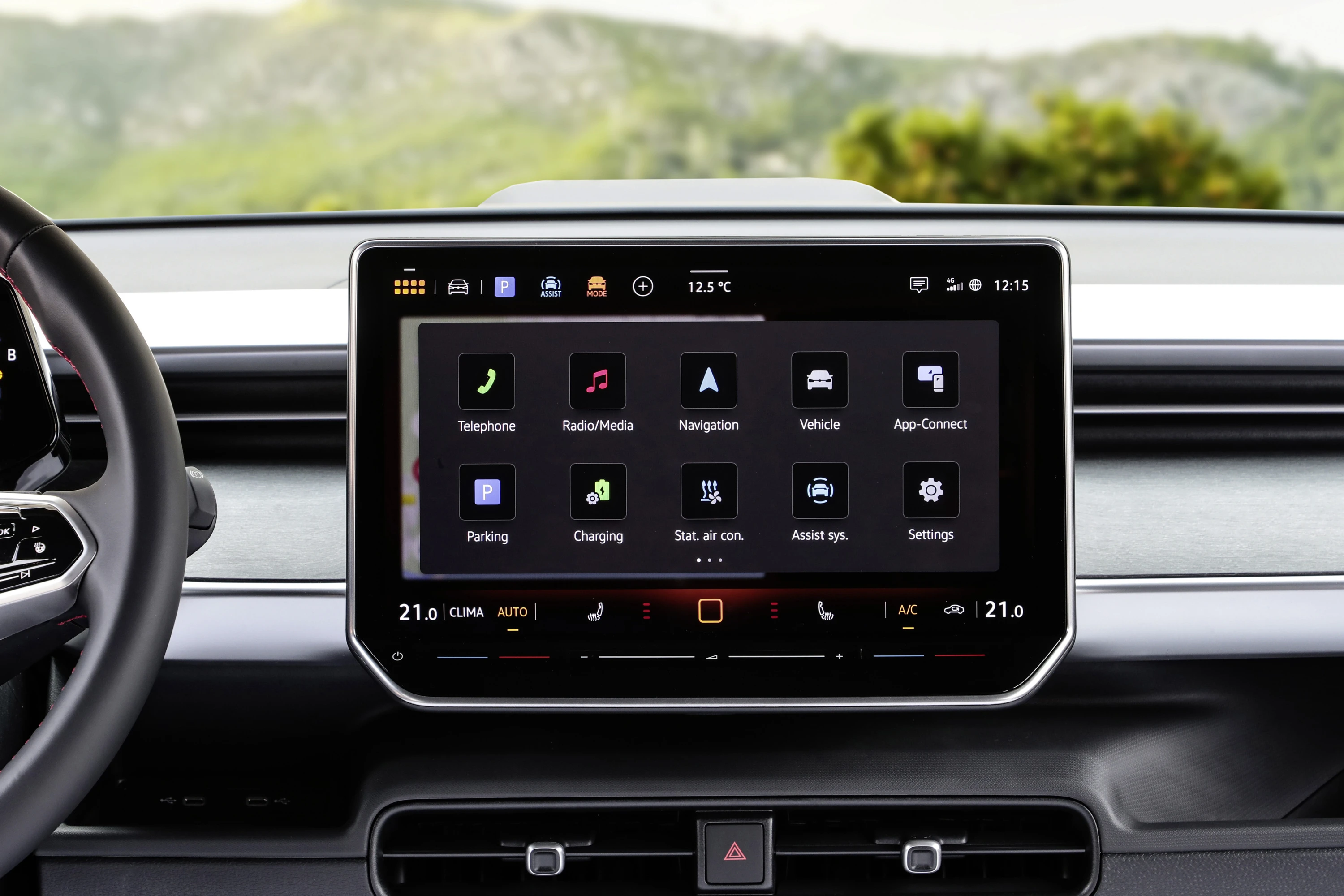Volkswagen ID. Buzz LWB GTX 86 kWh screens view