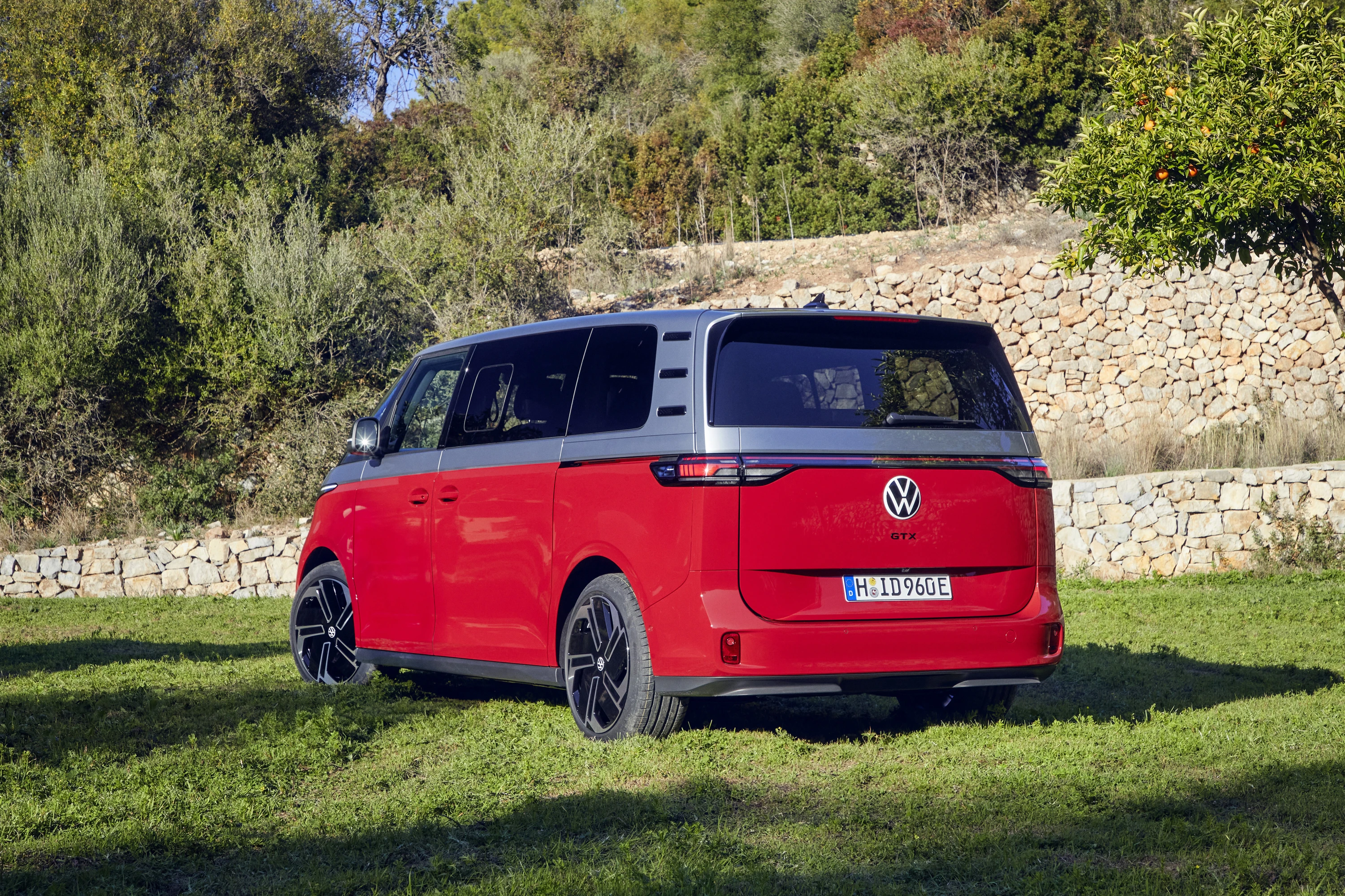 Volkswagen ID. Buzz LWB GTX 86 kWh exterior view