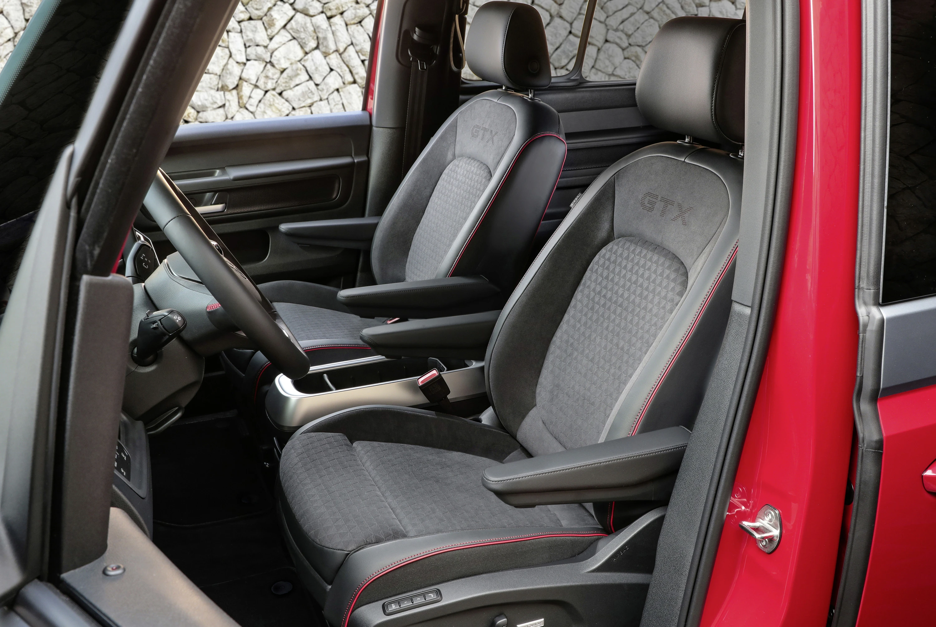 Volkswagen ID. Buzz LWB GTX 86 kWh frontseats view