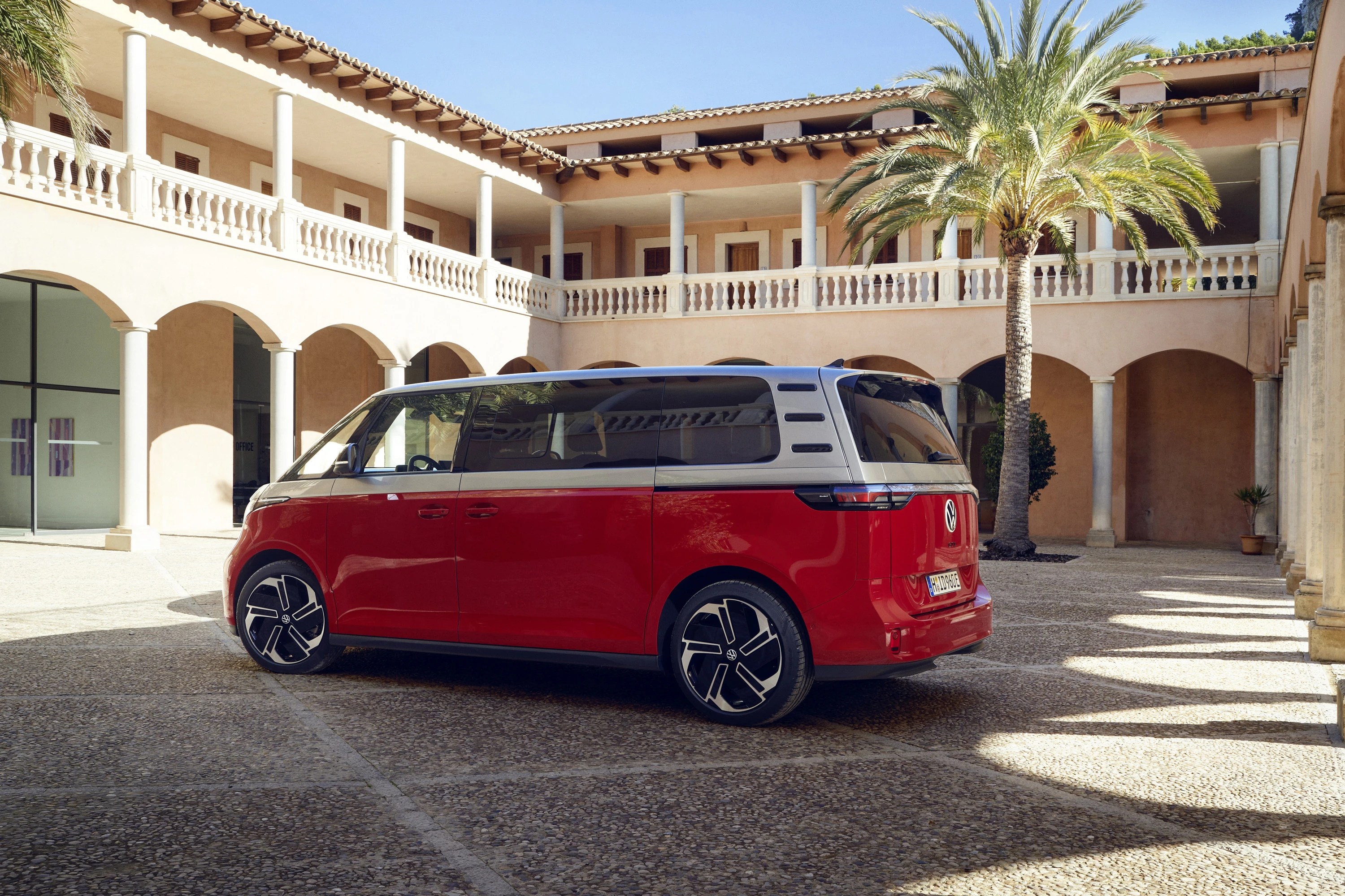 Volkswagen ID. Buzz LWB GTX 86 kWh exterior view