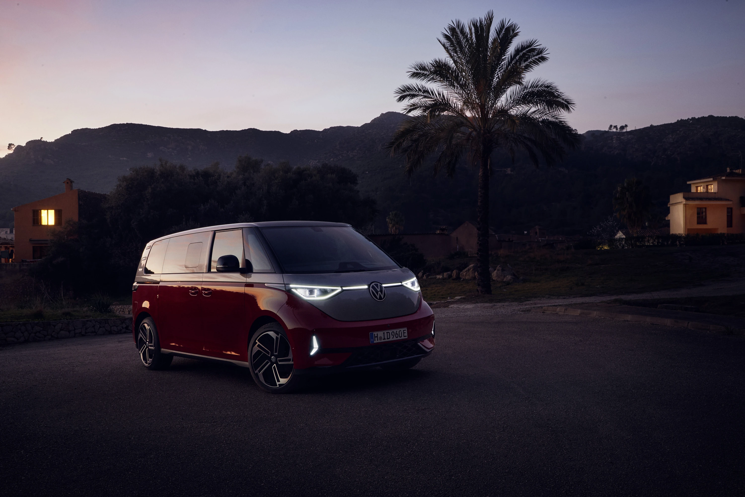 Volkswagen ID. Buzz LWB GTX 86 kWh headlights view