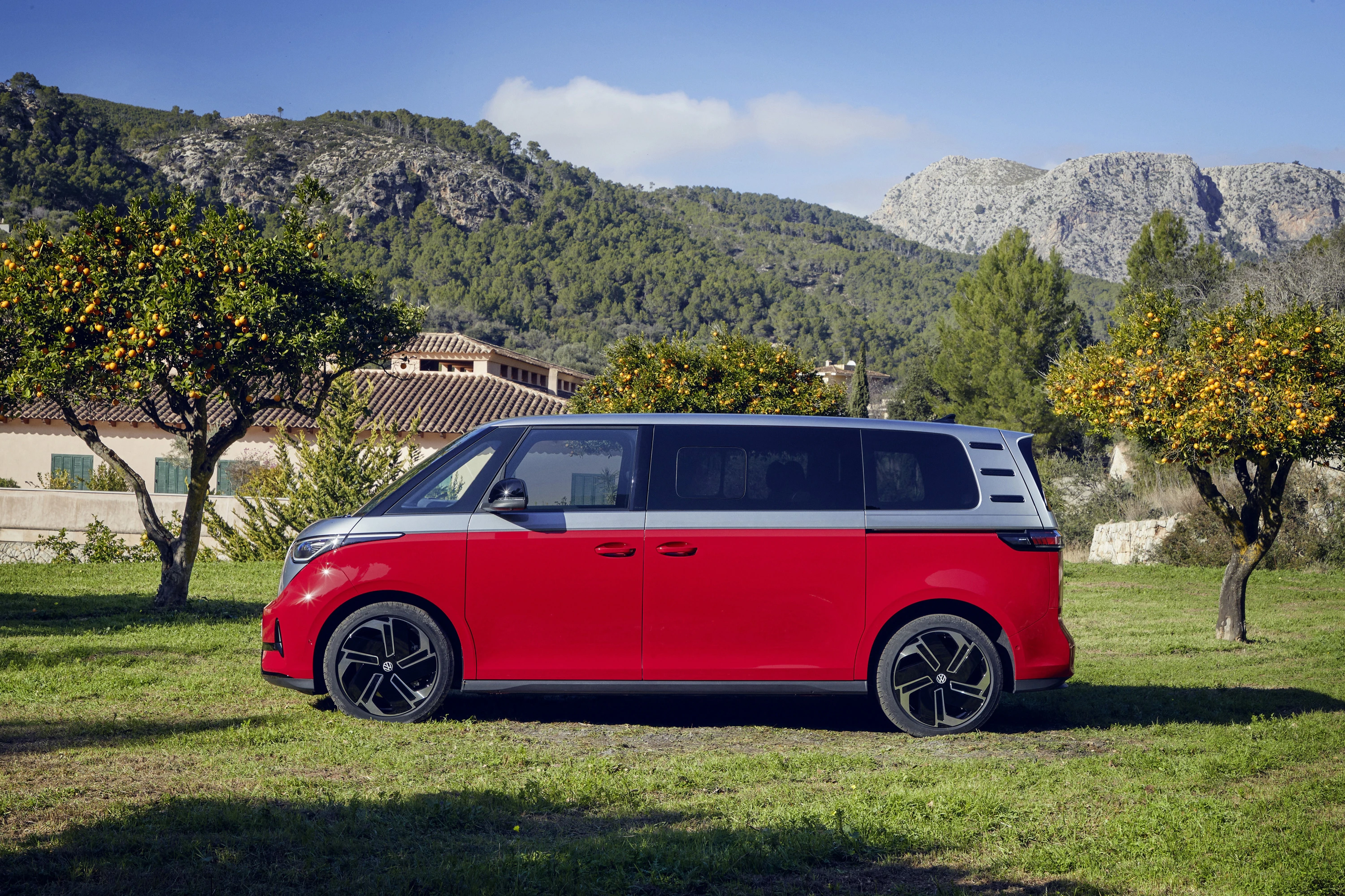 Volkswagen ID. Buzz LWB GTX 86 kWh exterior view