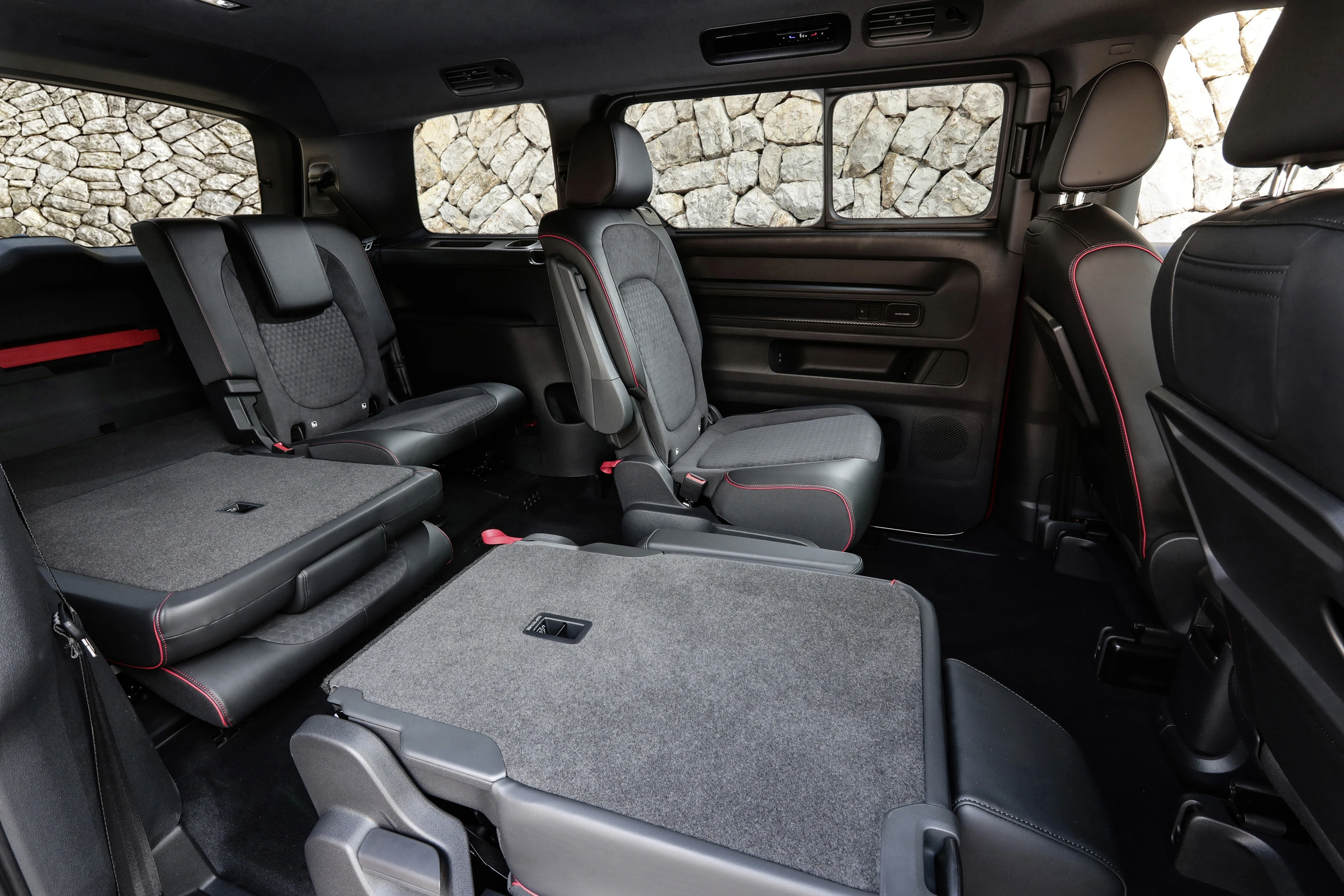 Volkswagen ID. Buzz LWB GTX 86 kWh secondrowseats view