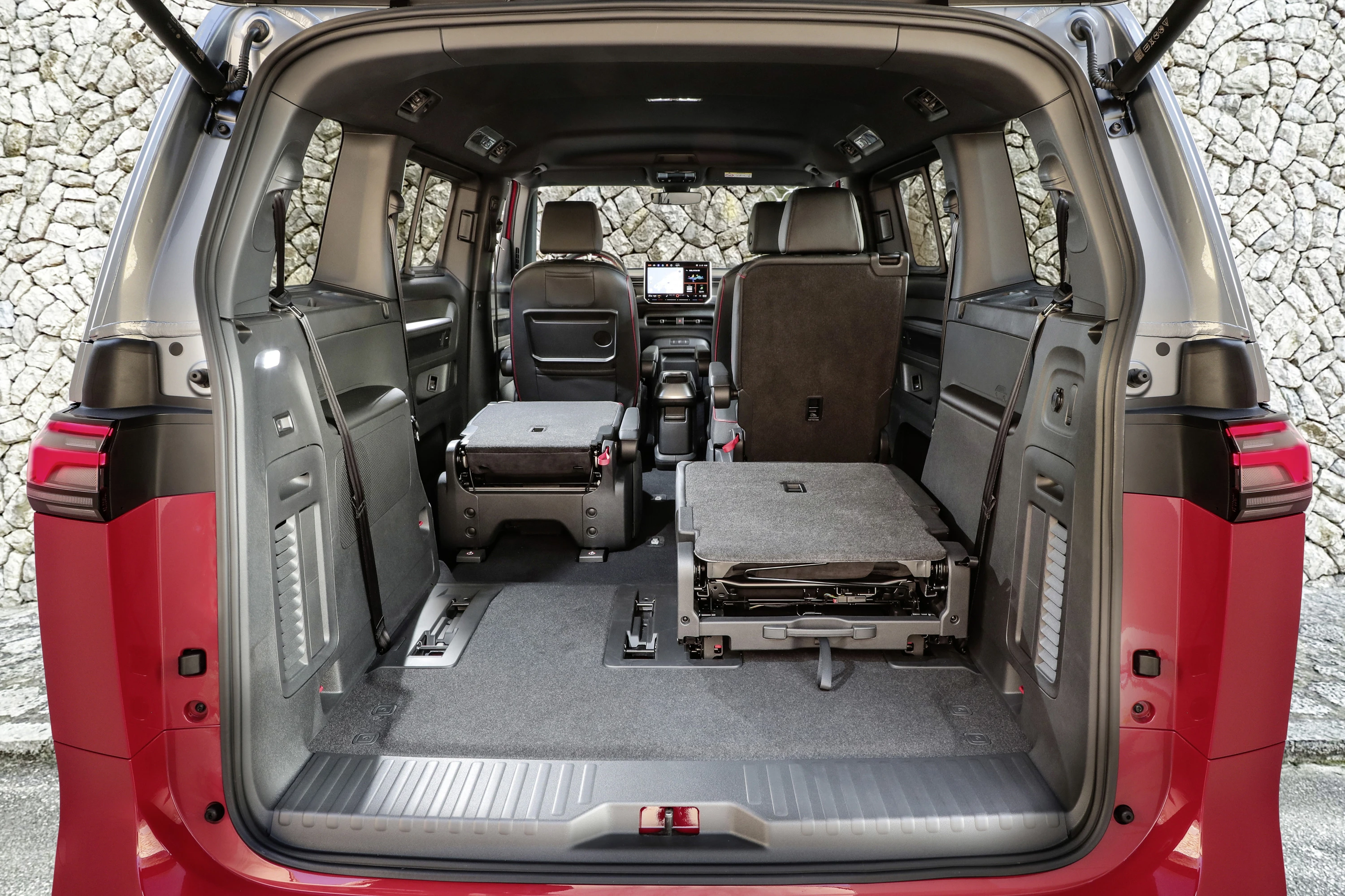 Volkswagen ID. Buzz LWB GTX 86 kWh trunk view