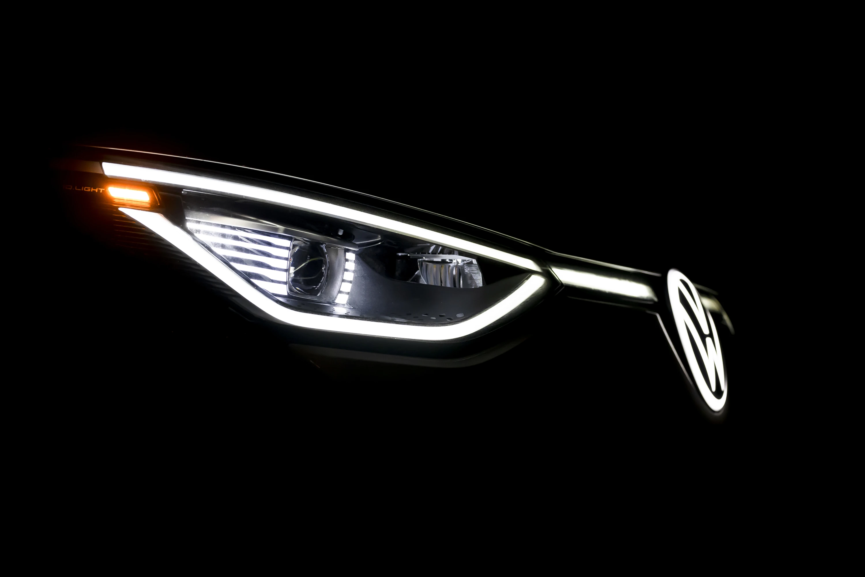 Volkswagen ID. Buzz LWB Pro 4MOTION 86 kWh headlights view