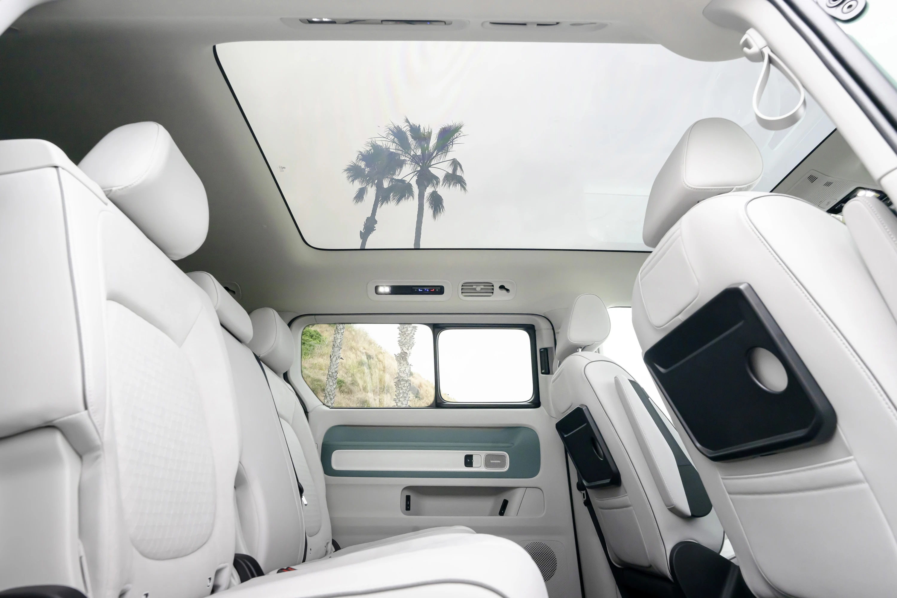 Volkswagen ID. Buzz LWB Pro 86 kWh secondrowseats view
