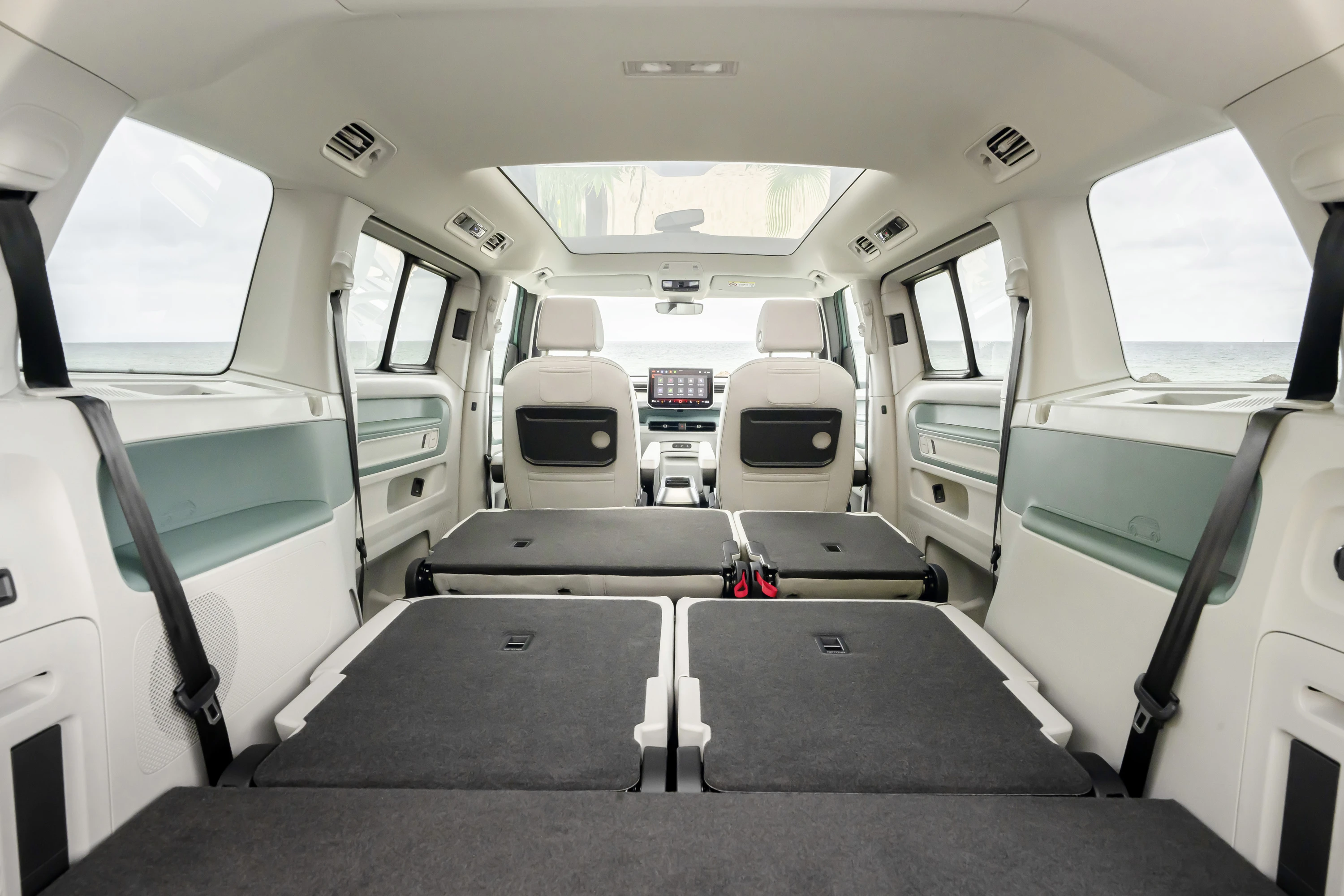 Volkswagen ID. Buzz LWB Pro 86 kWh trunk view