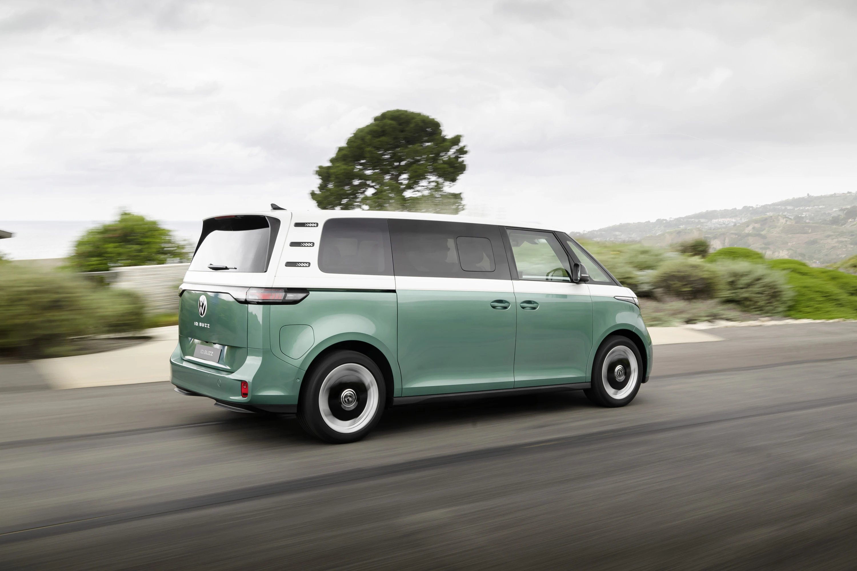 Volkswagen ID. Buzz LWB Pro 86 kWh exterior view