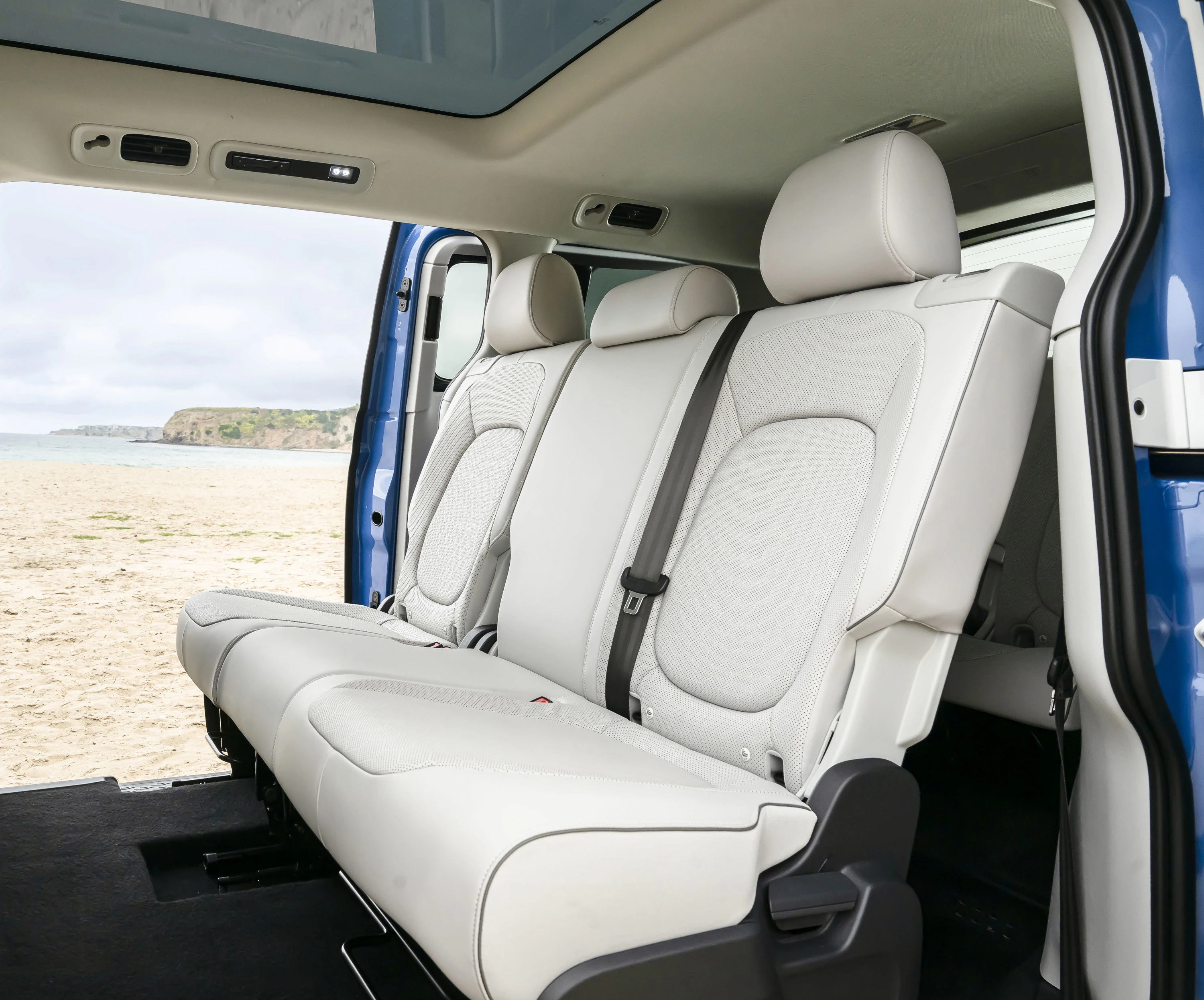 Volkswagen ID. Buzz LWB Pro 86 kWh secondrowseats view