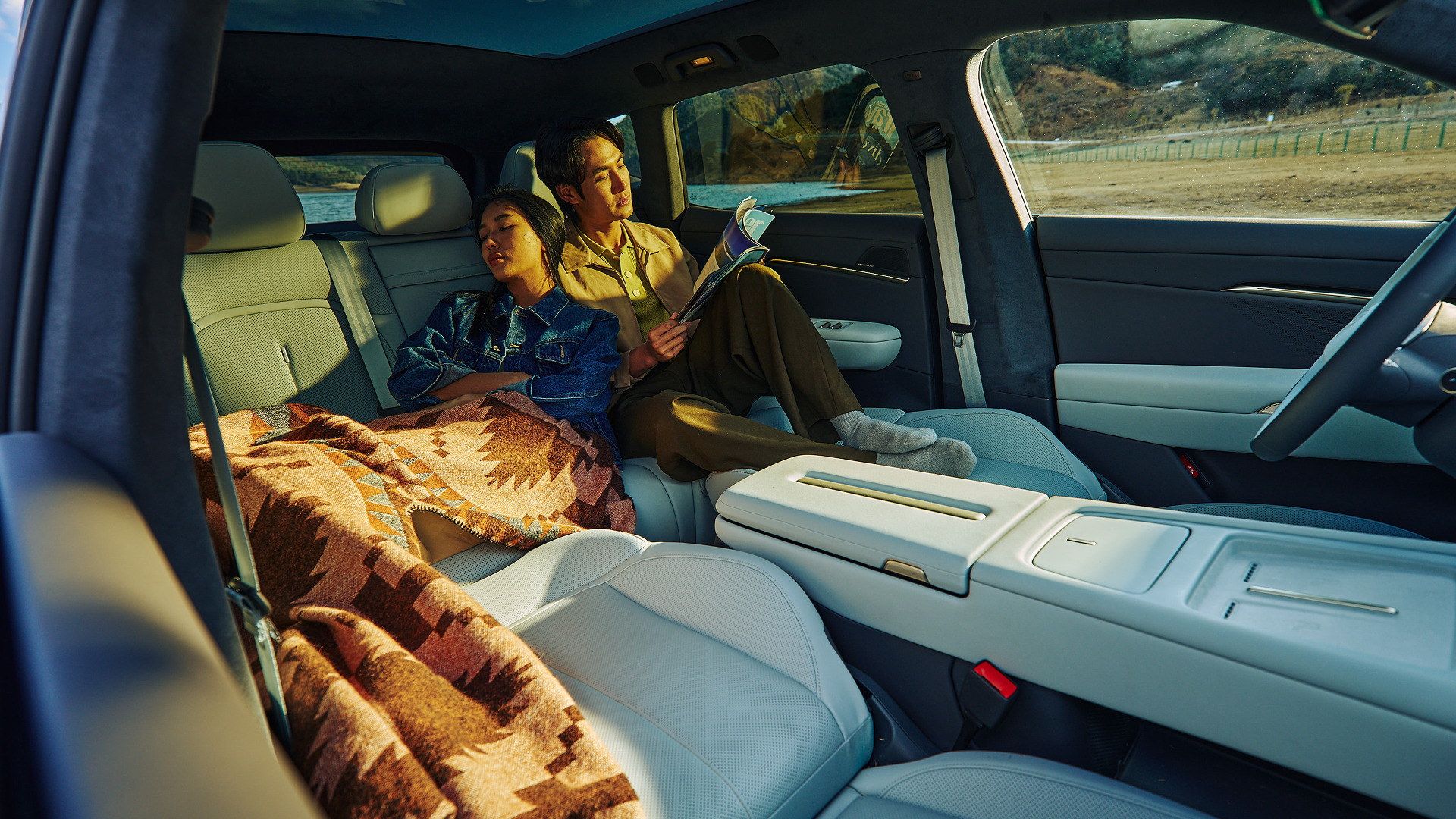 Volkswagen ID. UNYX 08 AWD Long Range frontseats view