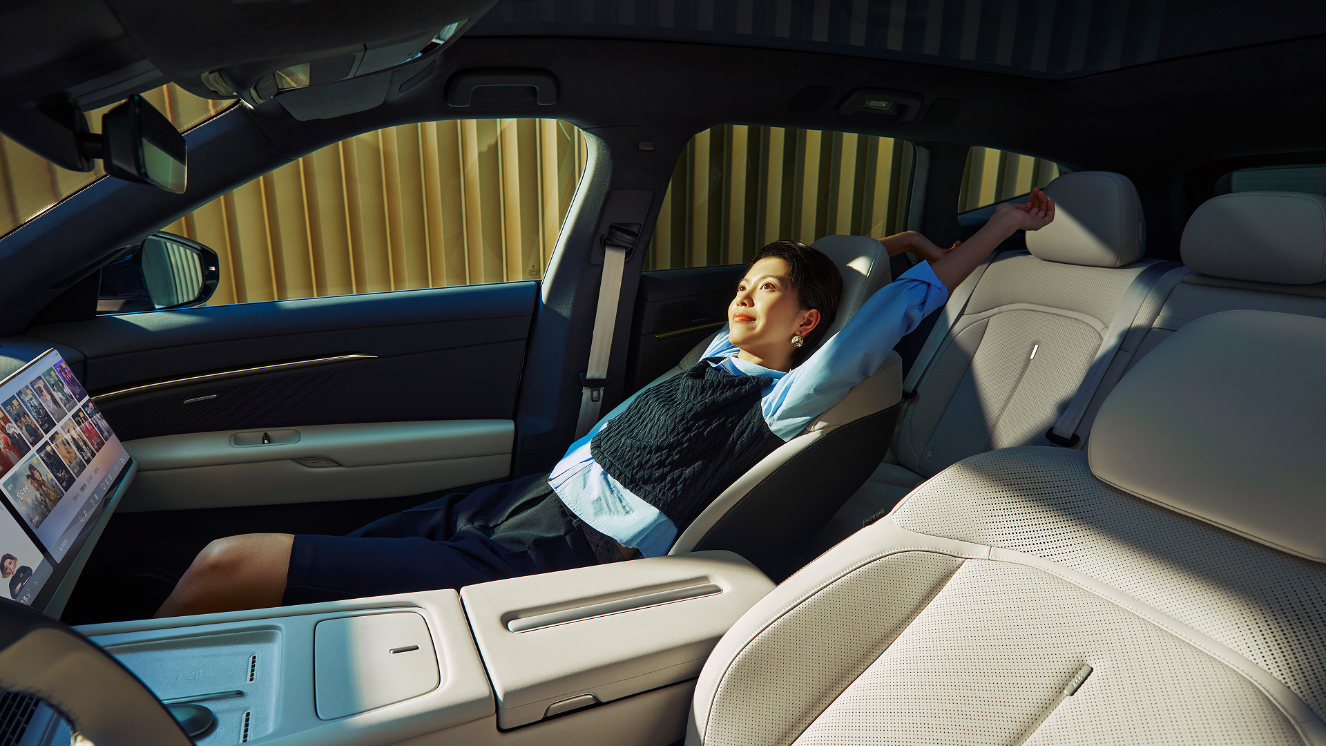 Volkswagen ID. UNYX 08 RWD Standard Range frontseats view