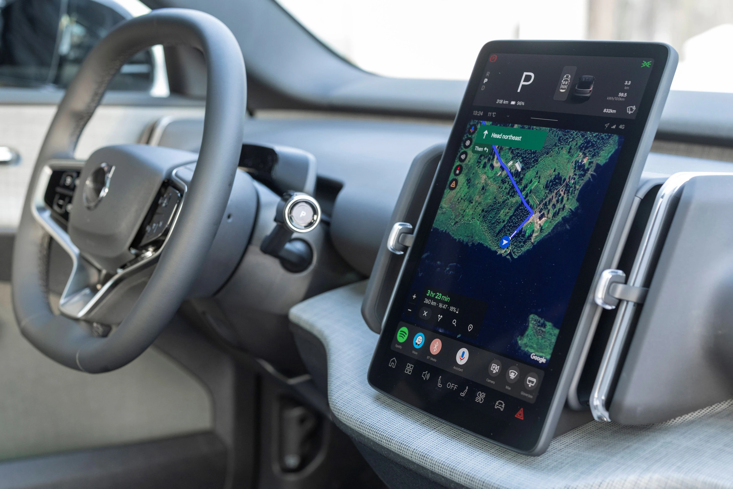 Volvo EX30 Cross Country P5 Long Range screens view
