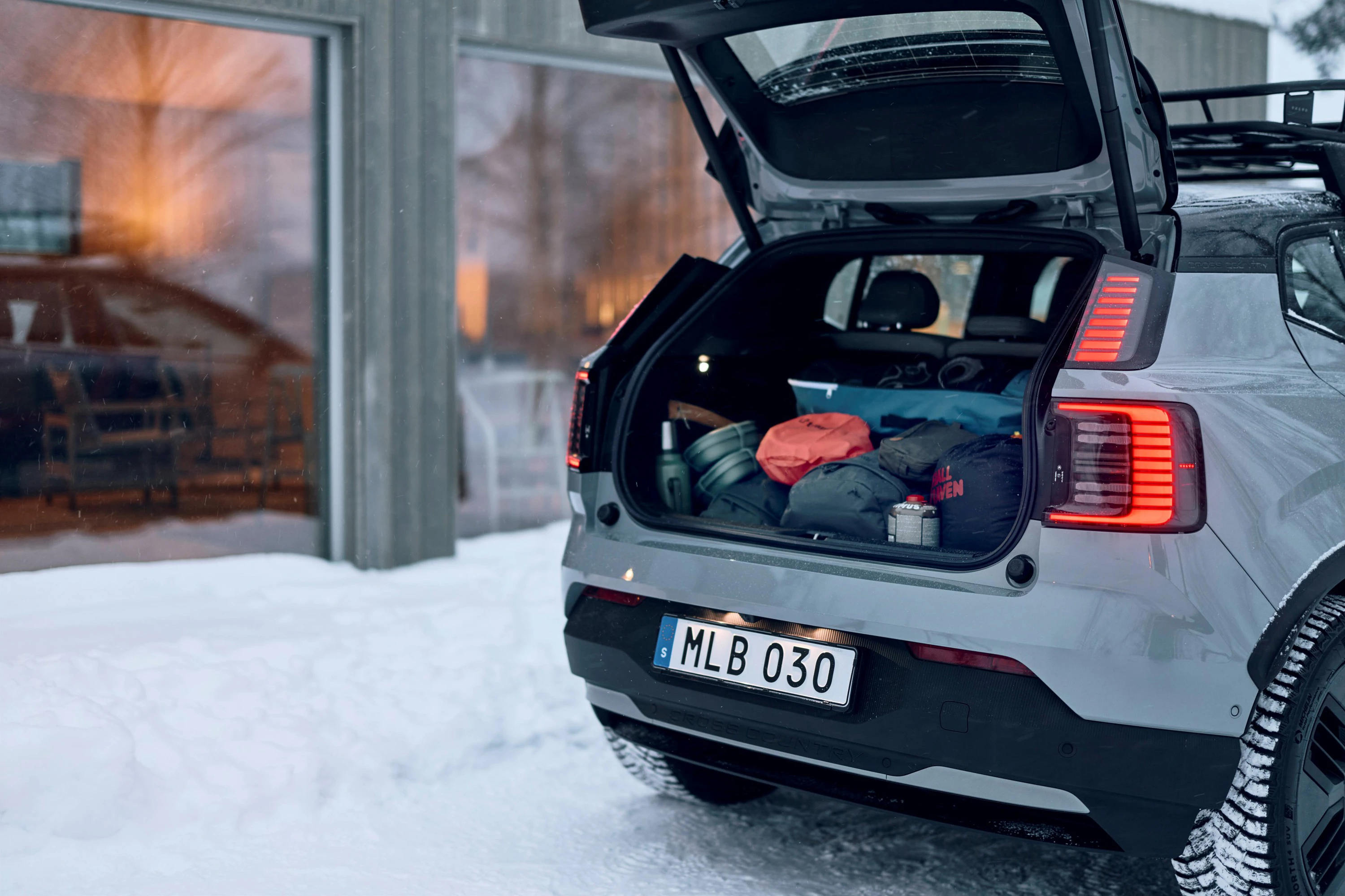 Volvo EX30 Cross Country P5 Long Range trunk view
