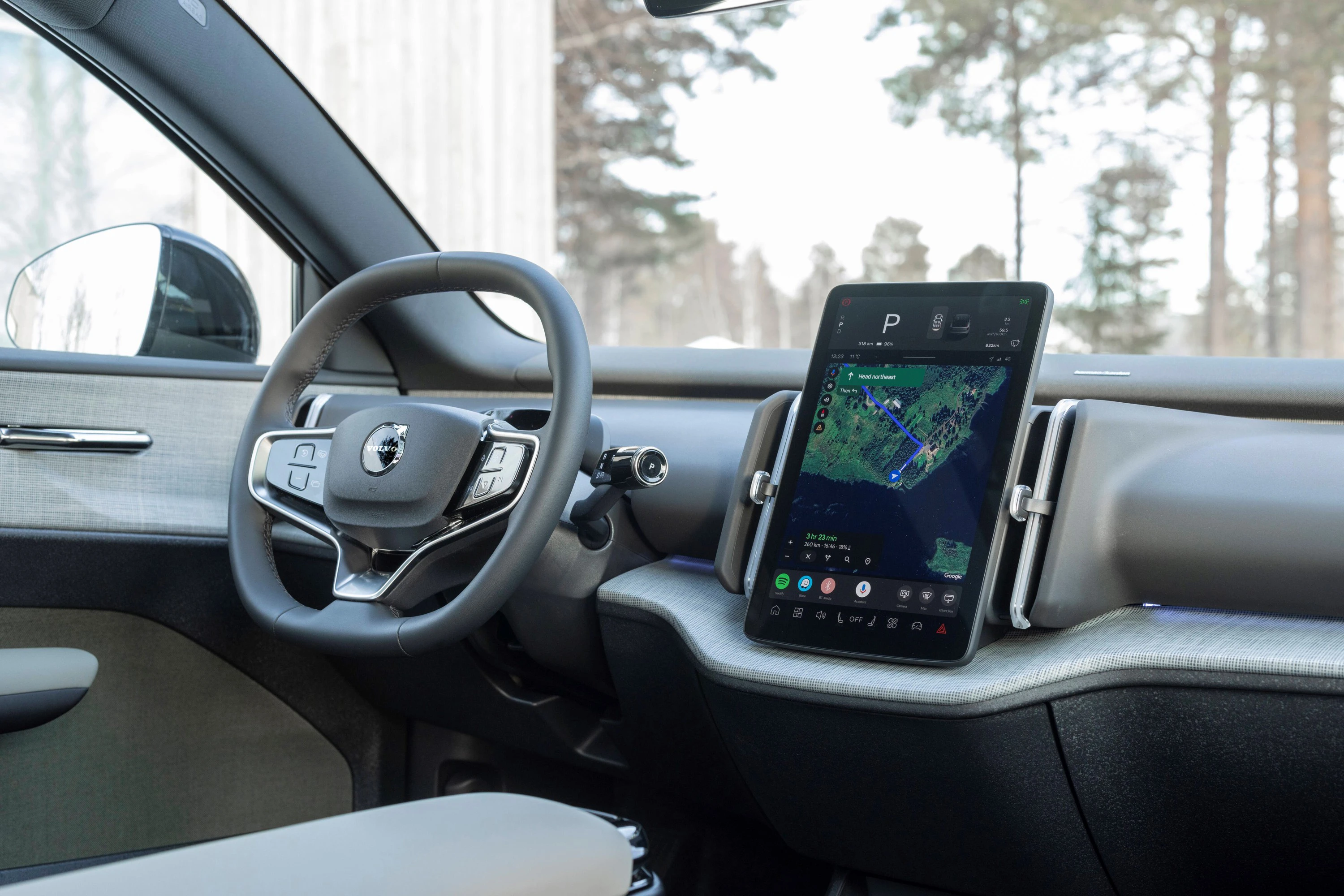 Volvo EX30 Cross Country P5 Long Range screens view