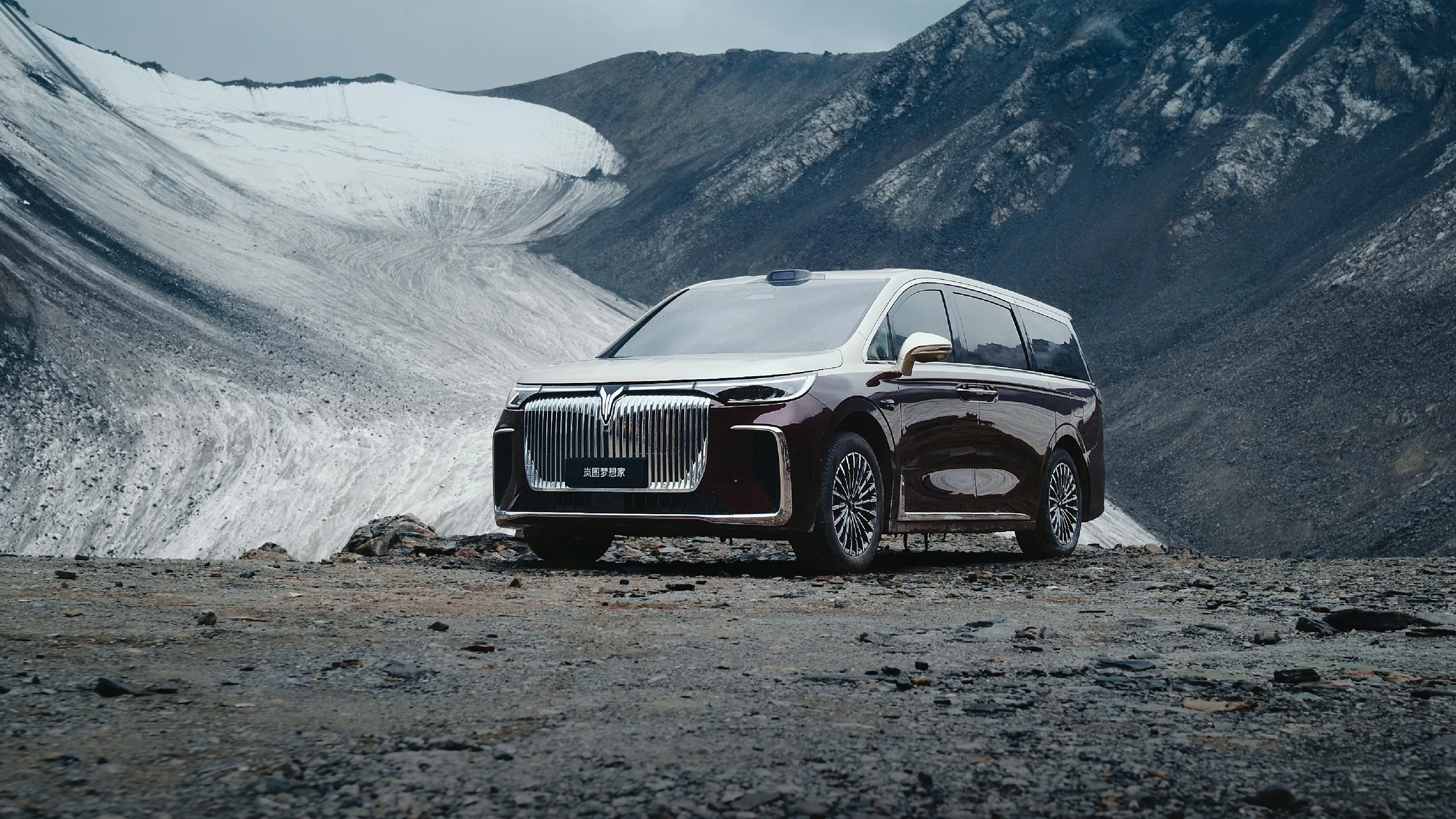 Voyah Dream Ultra Long Range AWD exterior view