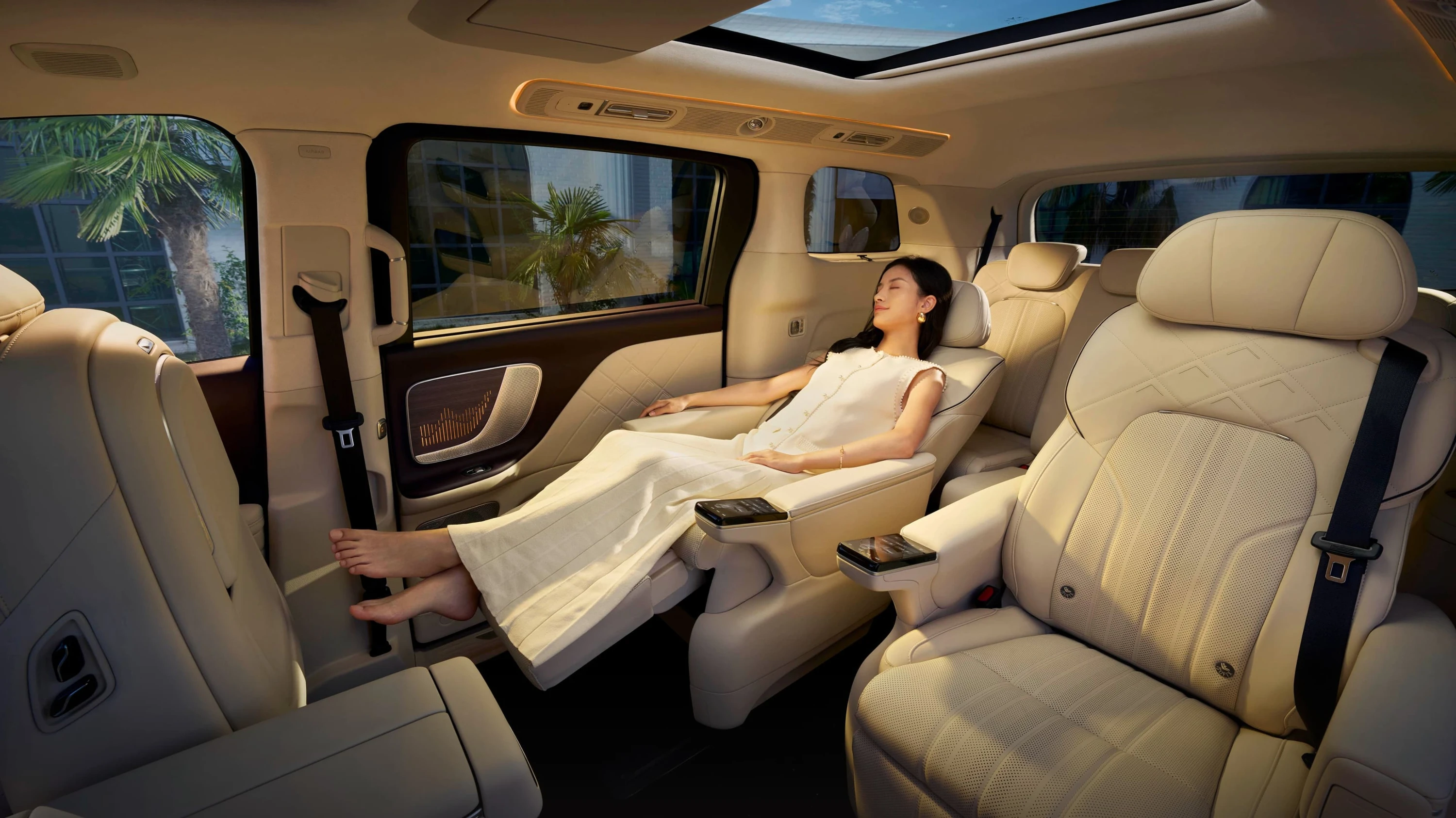 Voyah Dream Ultra Long Range AWD secondrowseats view