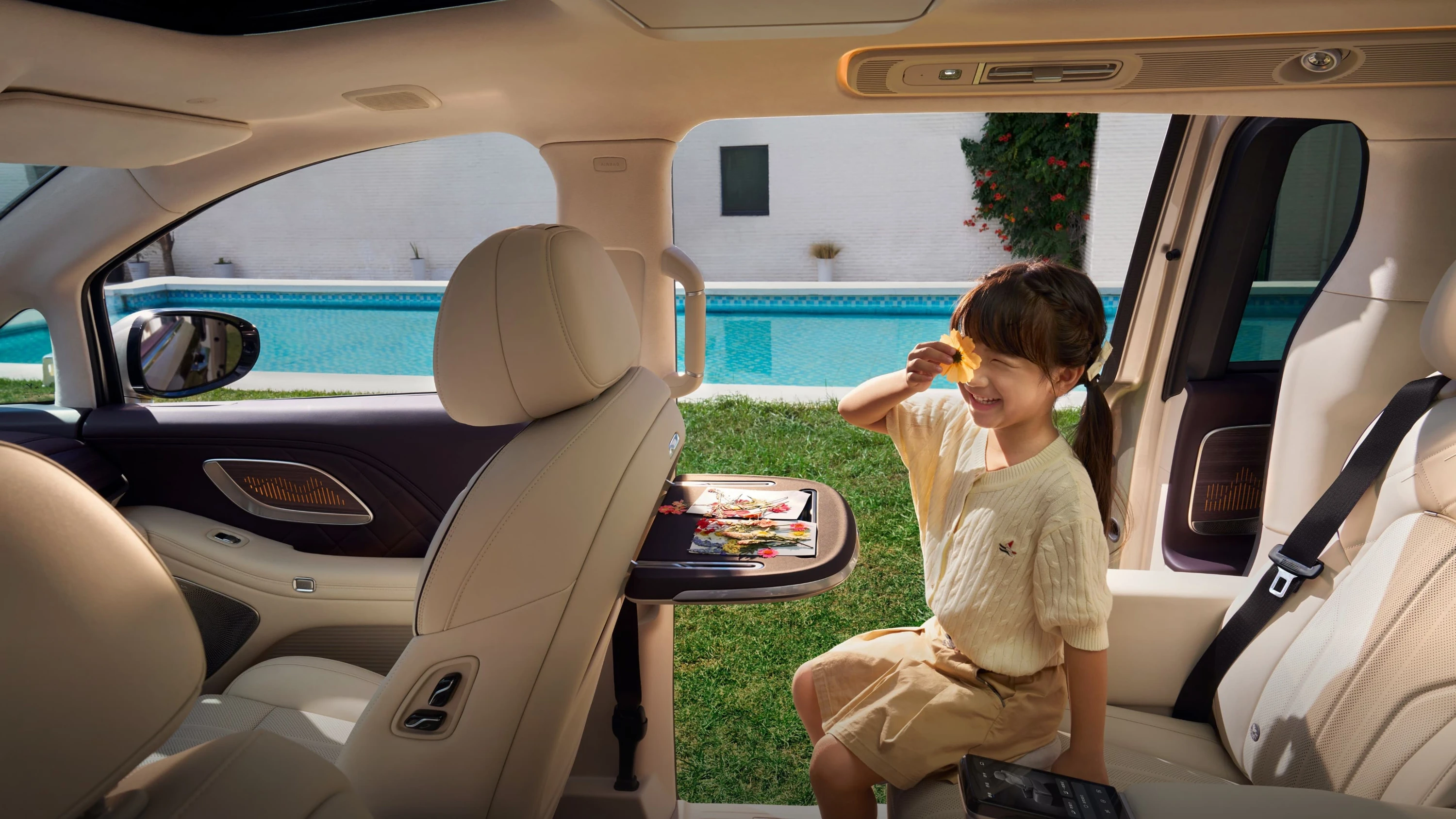 Voyah Dream Ultra Long Range AWD lifestyle view