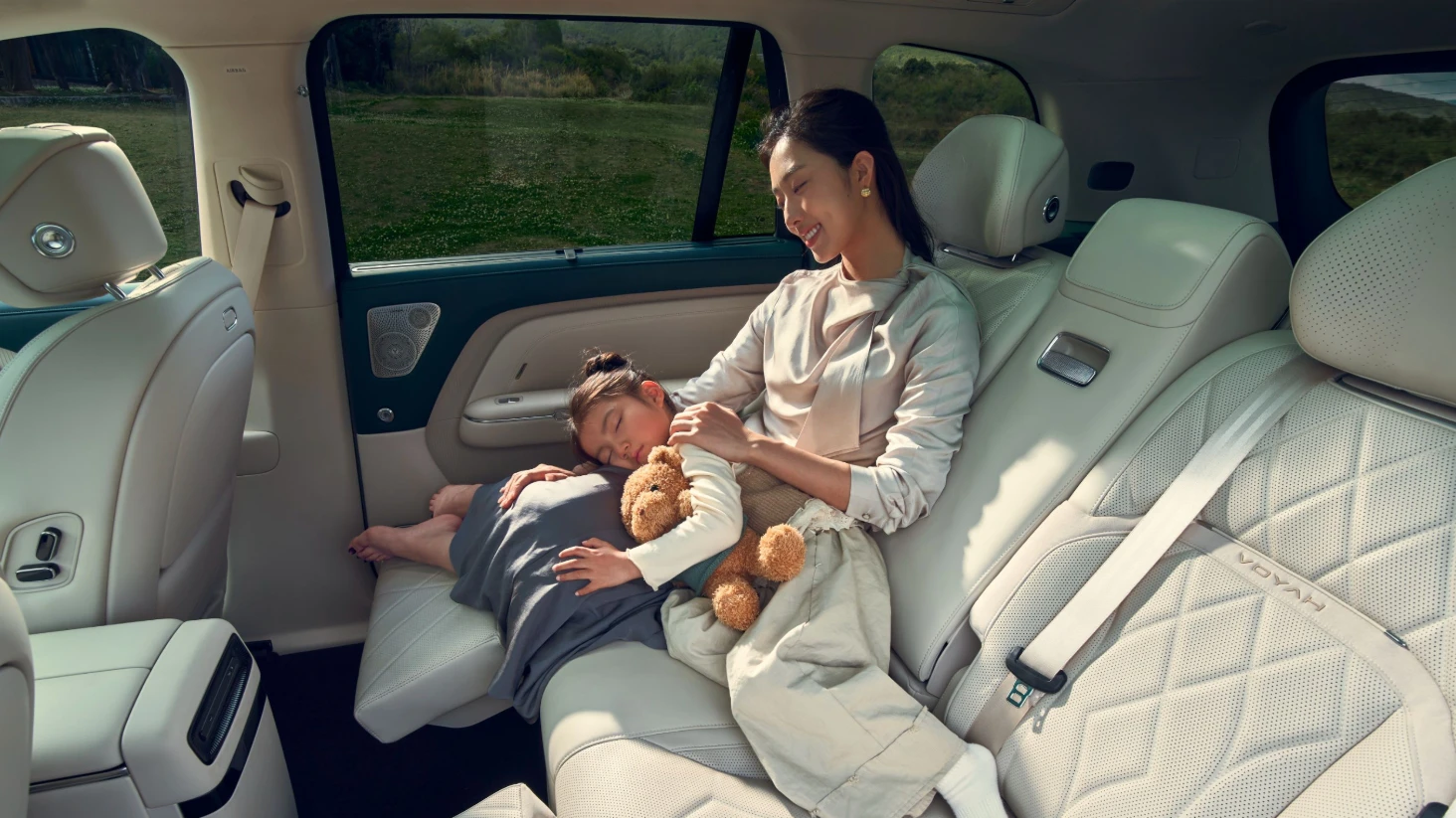 VOYAH Taishan X8 120 kWh secondrowseats view