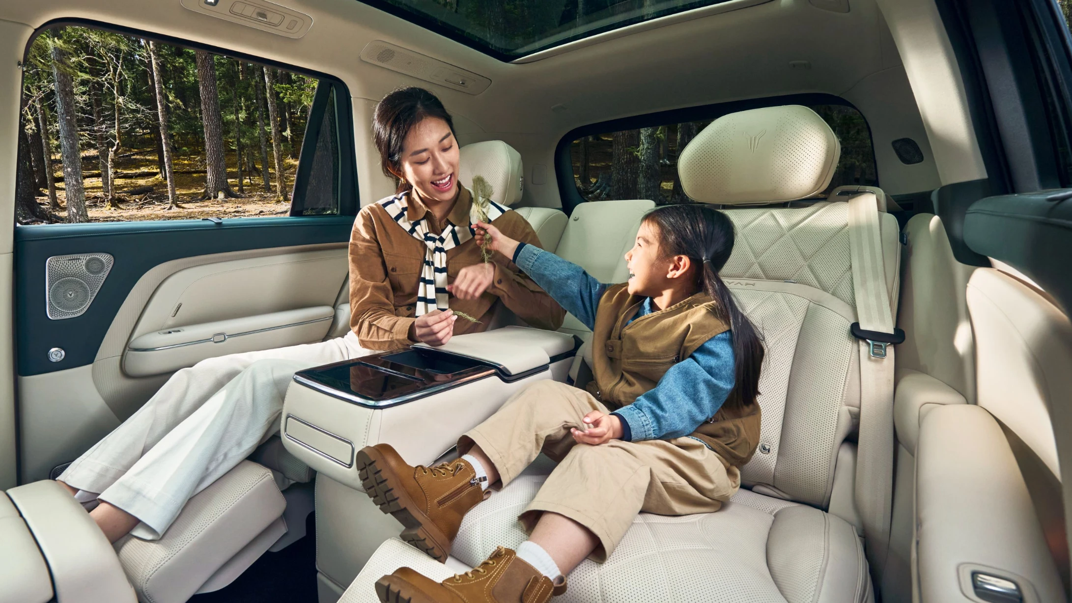 VOYAH Taishan X8 120 kWh secondrowseats view