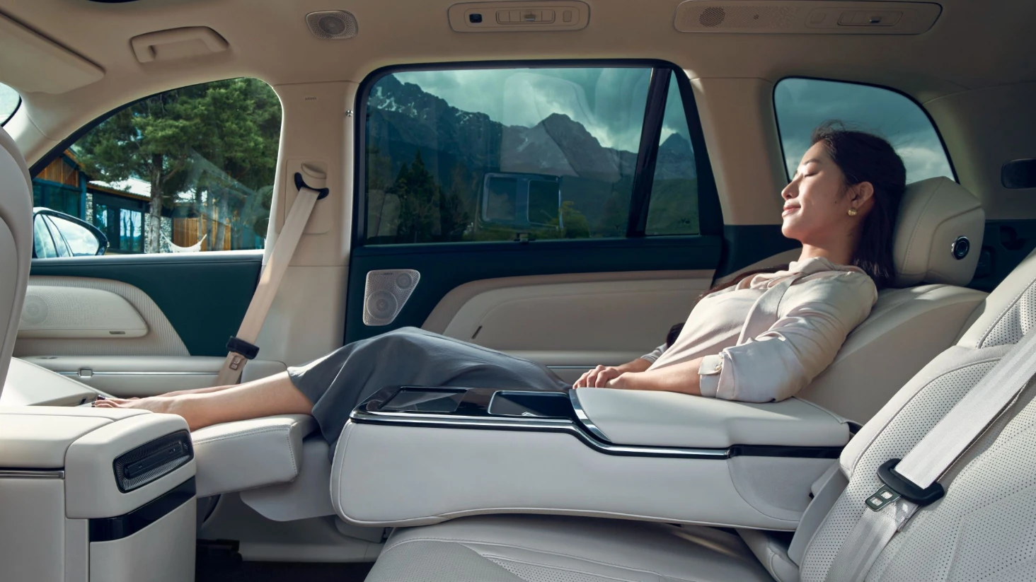 VOYAH Taishan X8 120 kWh secondrowseats view