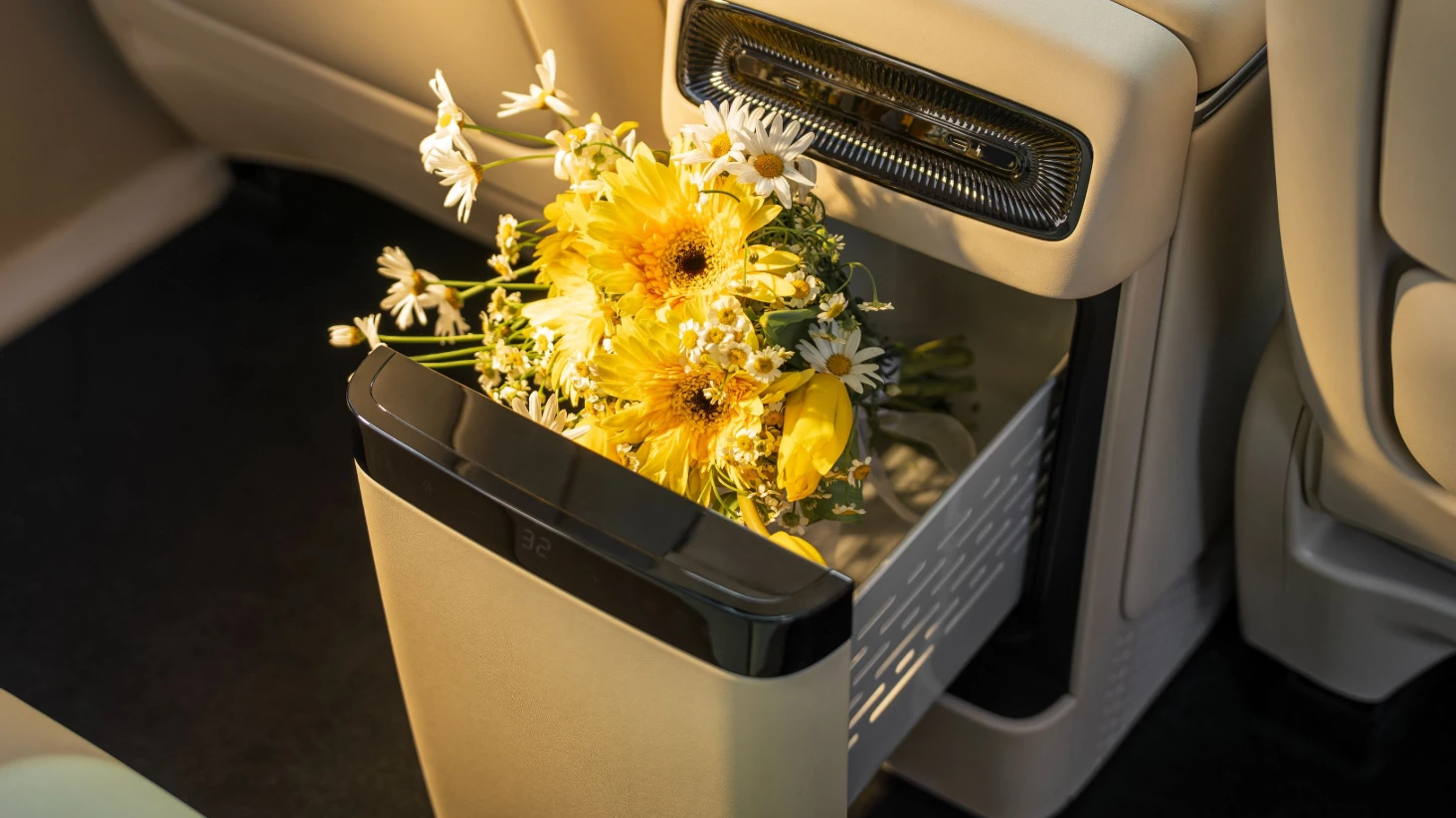 VOYAH Taishan X8 98 kWh interiorstorage view