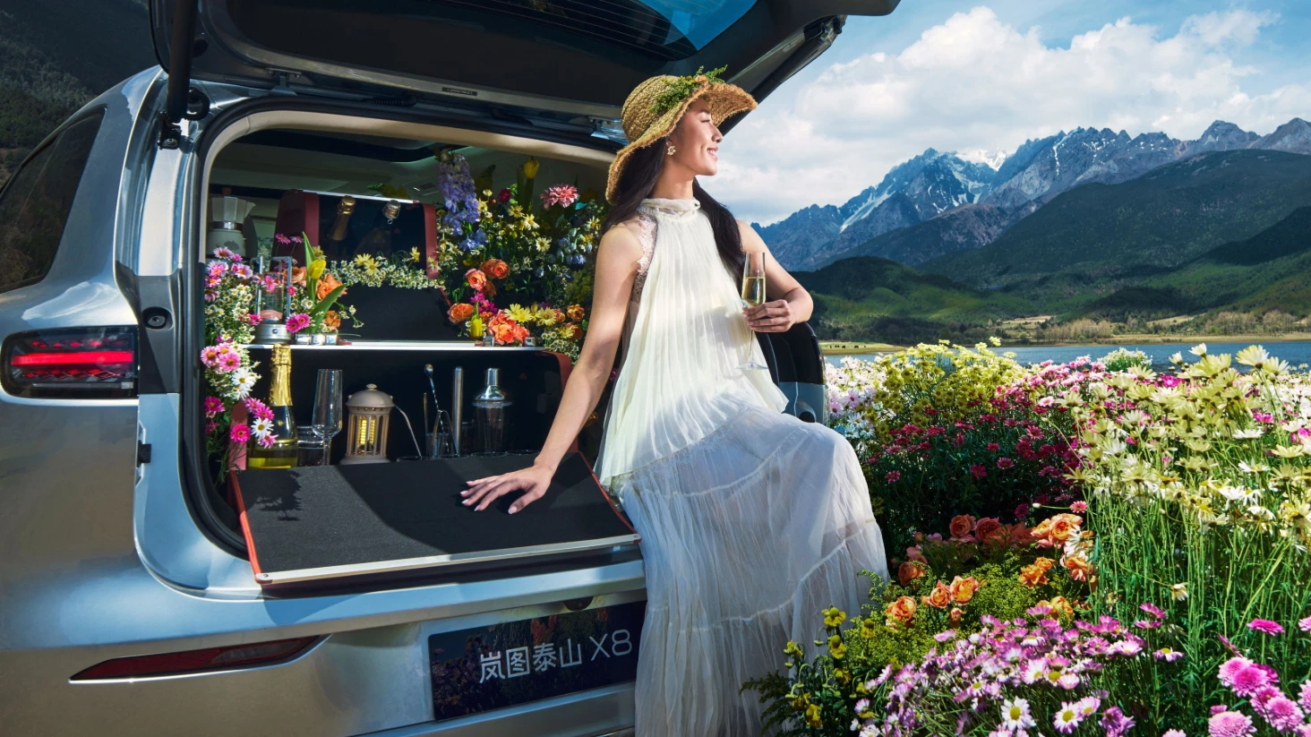 VOYAH Taishan X8 98 kWh trunk view