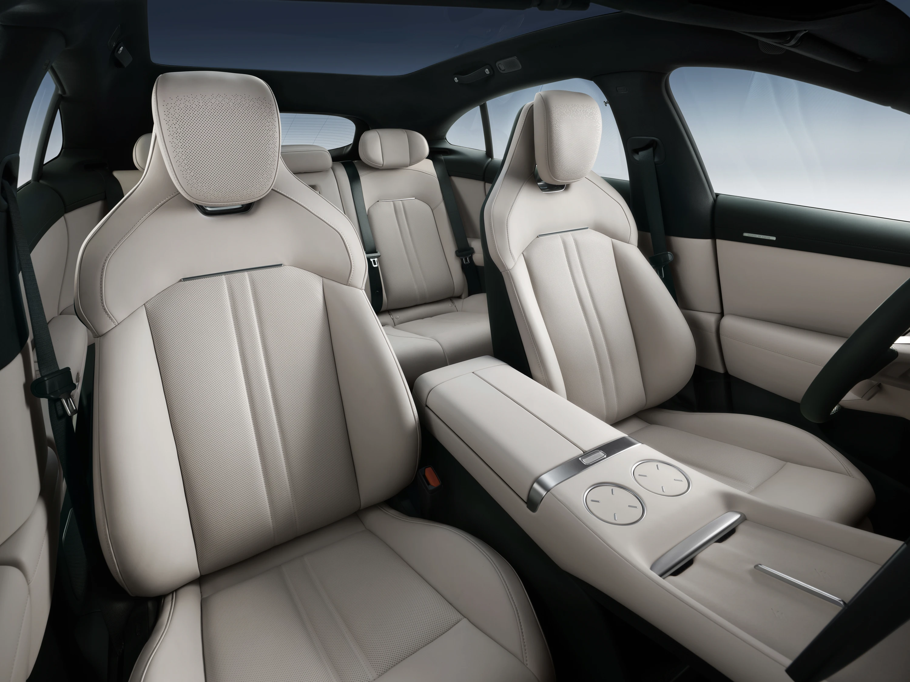 Xiaomi YU7 Long Range frontseats view