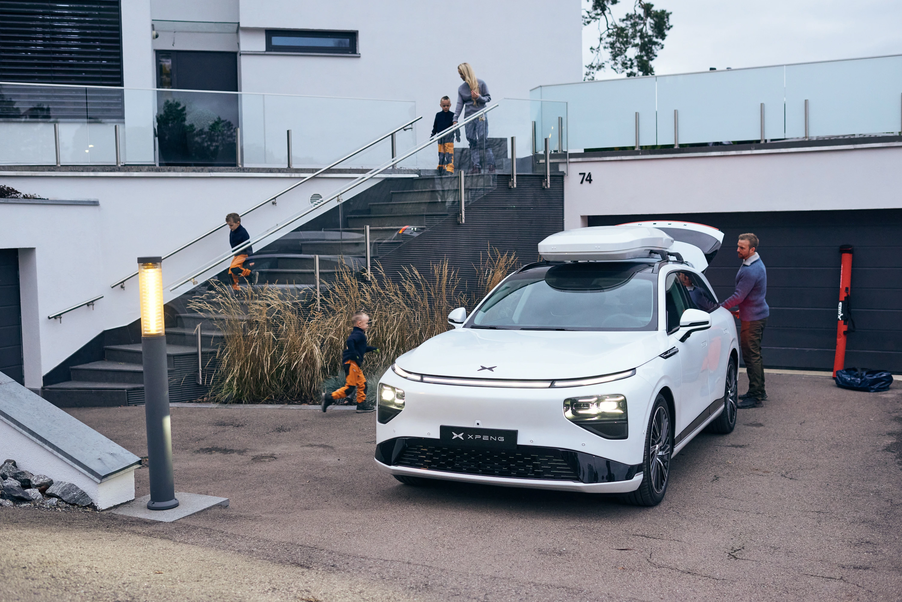 XPENG G9 RWD Standard Range exterior view