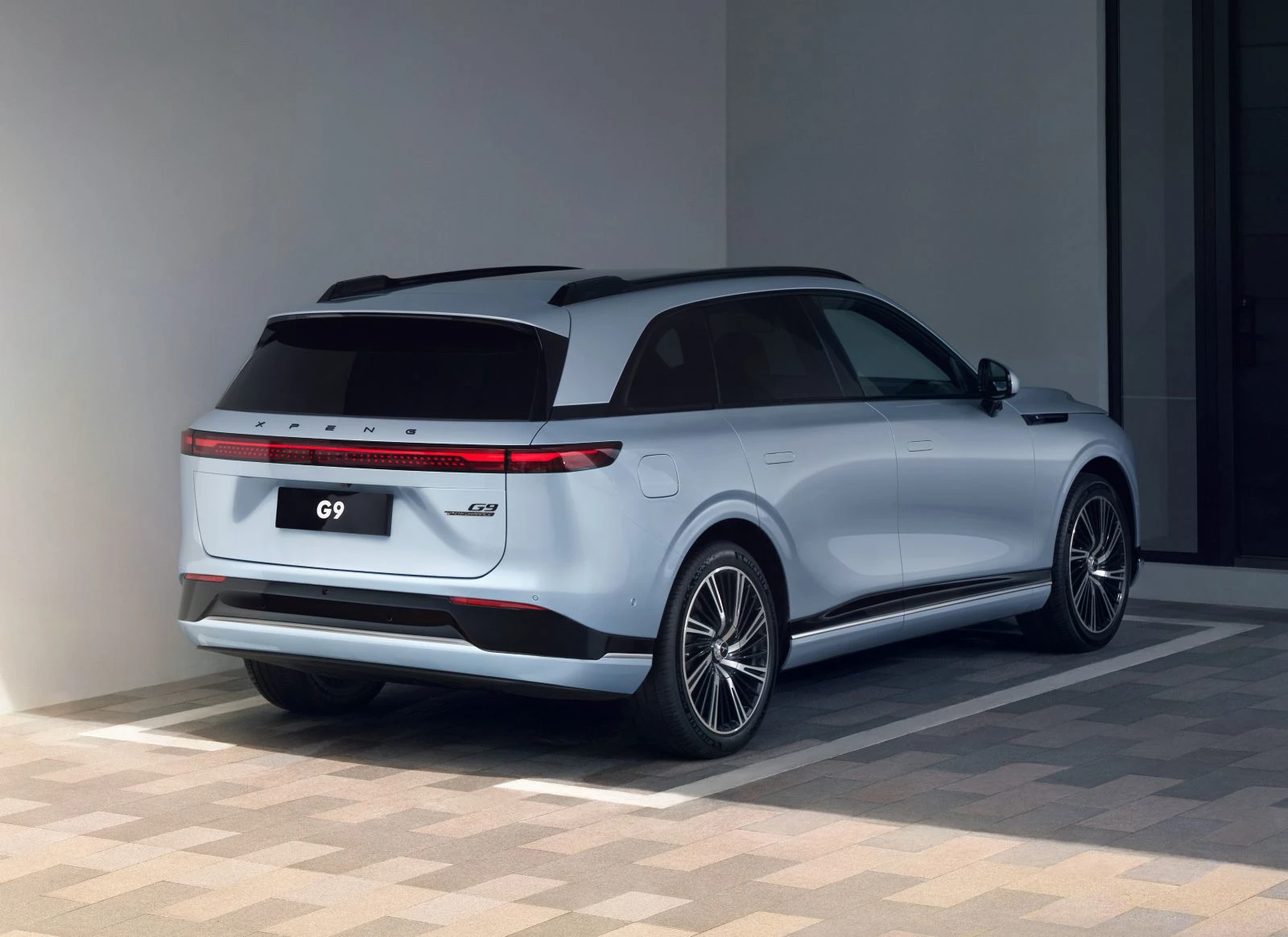 XPENG G9 RWD Standard Range exterior view