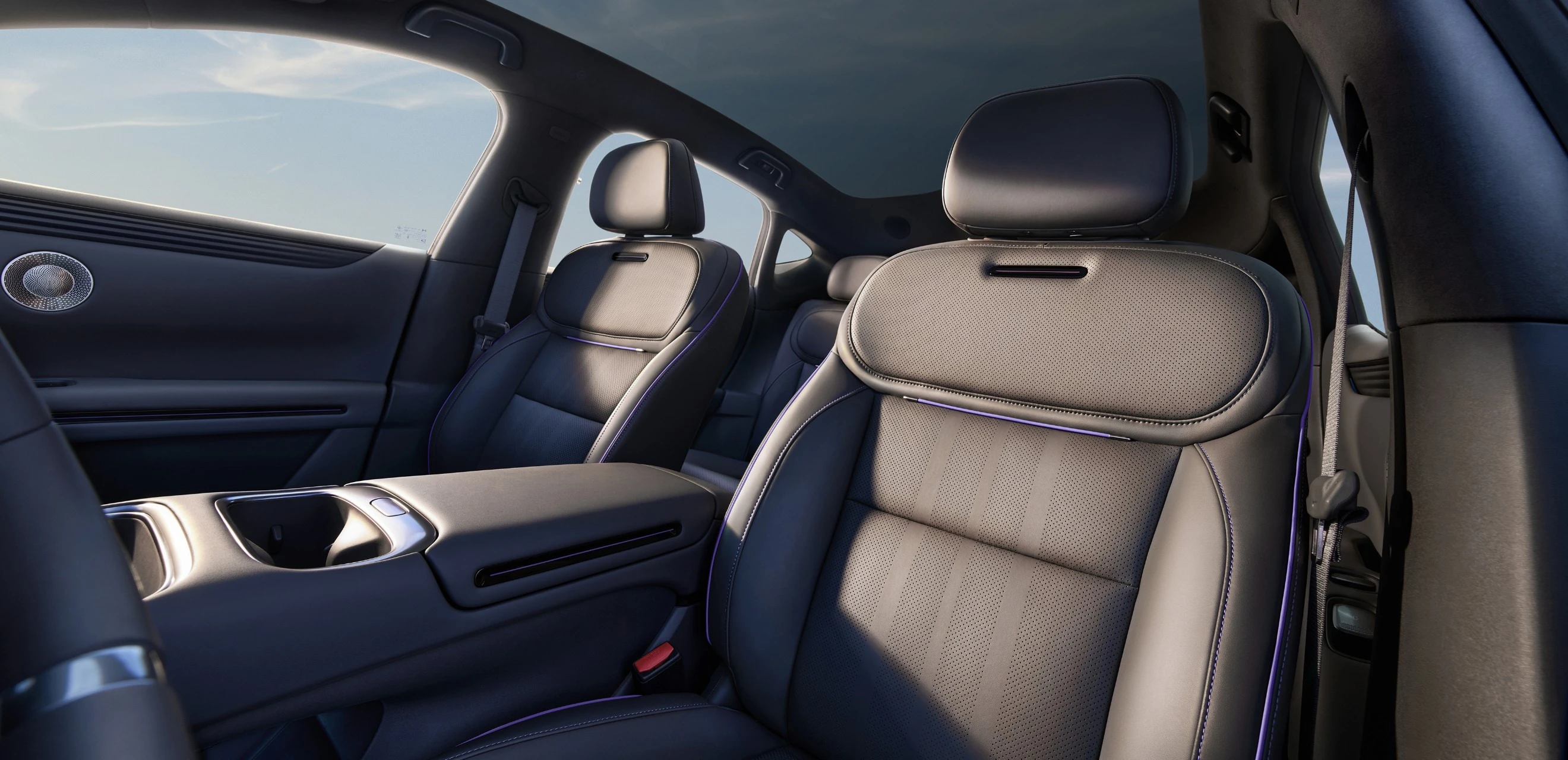 XPENG L03 71.2 kWh AWD Performance frontseats view