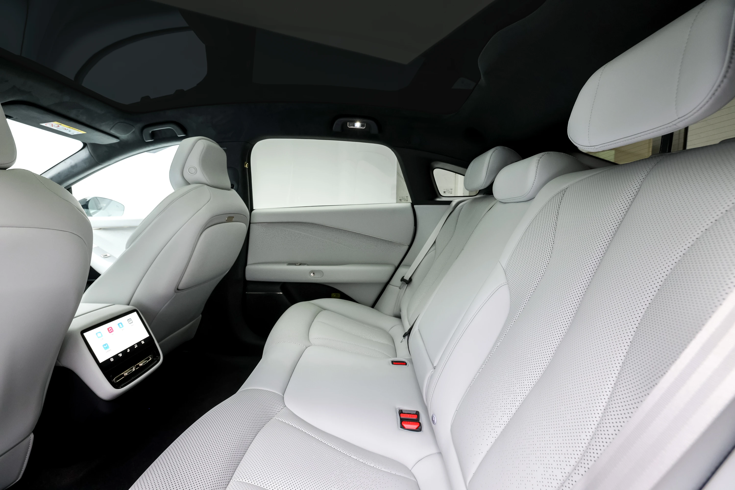 XPENG P7+ 74.9 kWh AWD Performance secondrowseats view