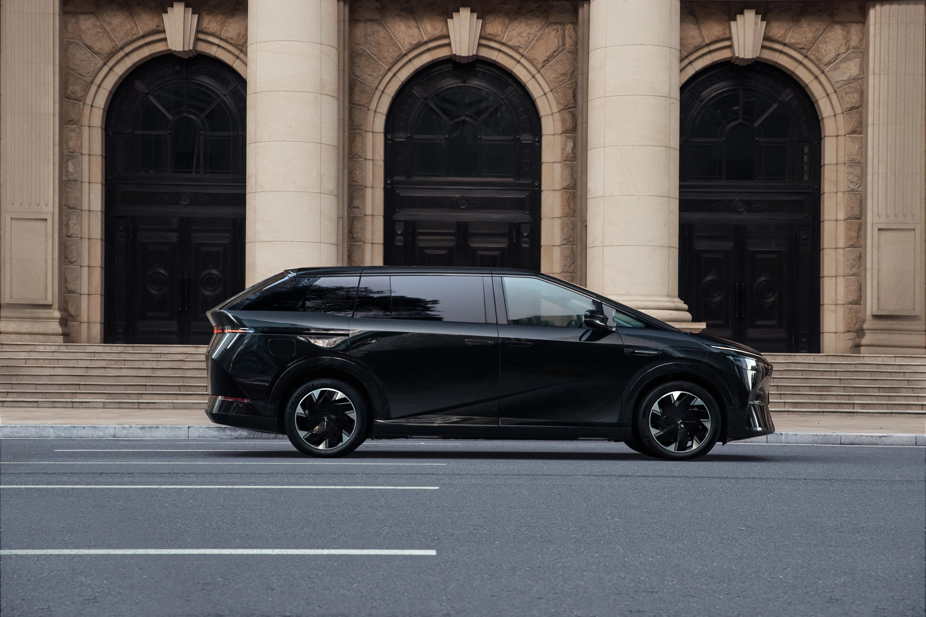 XPENG X9 AWD Performance exterior view