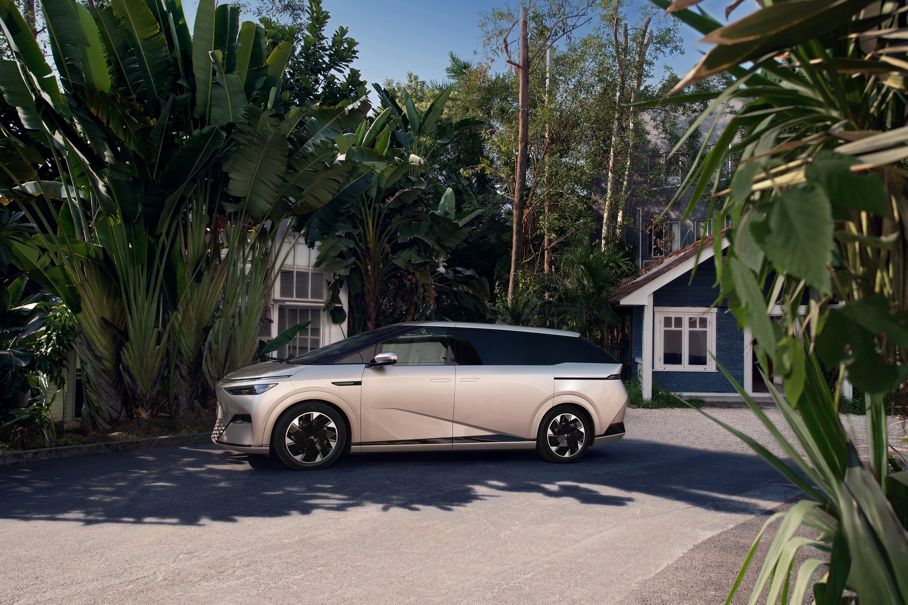 XPENG X9 AWD Performance exterior view