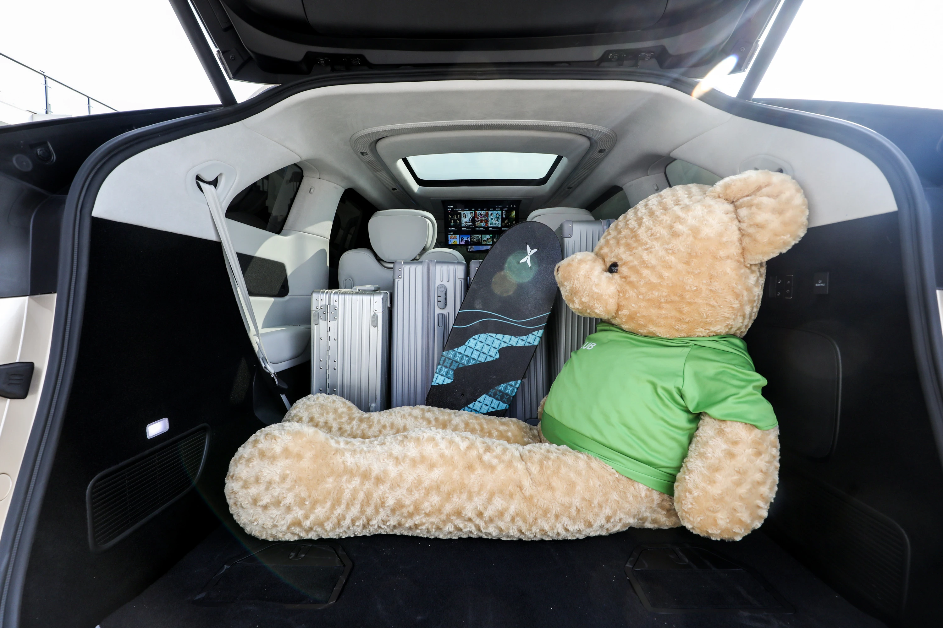 XPENG X9 AWD Performance trunk view