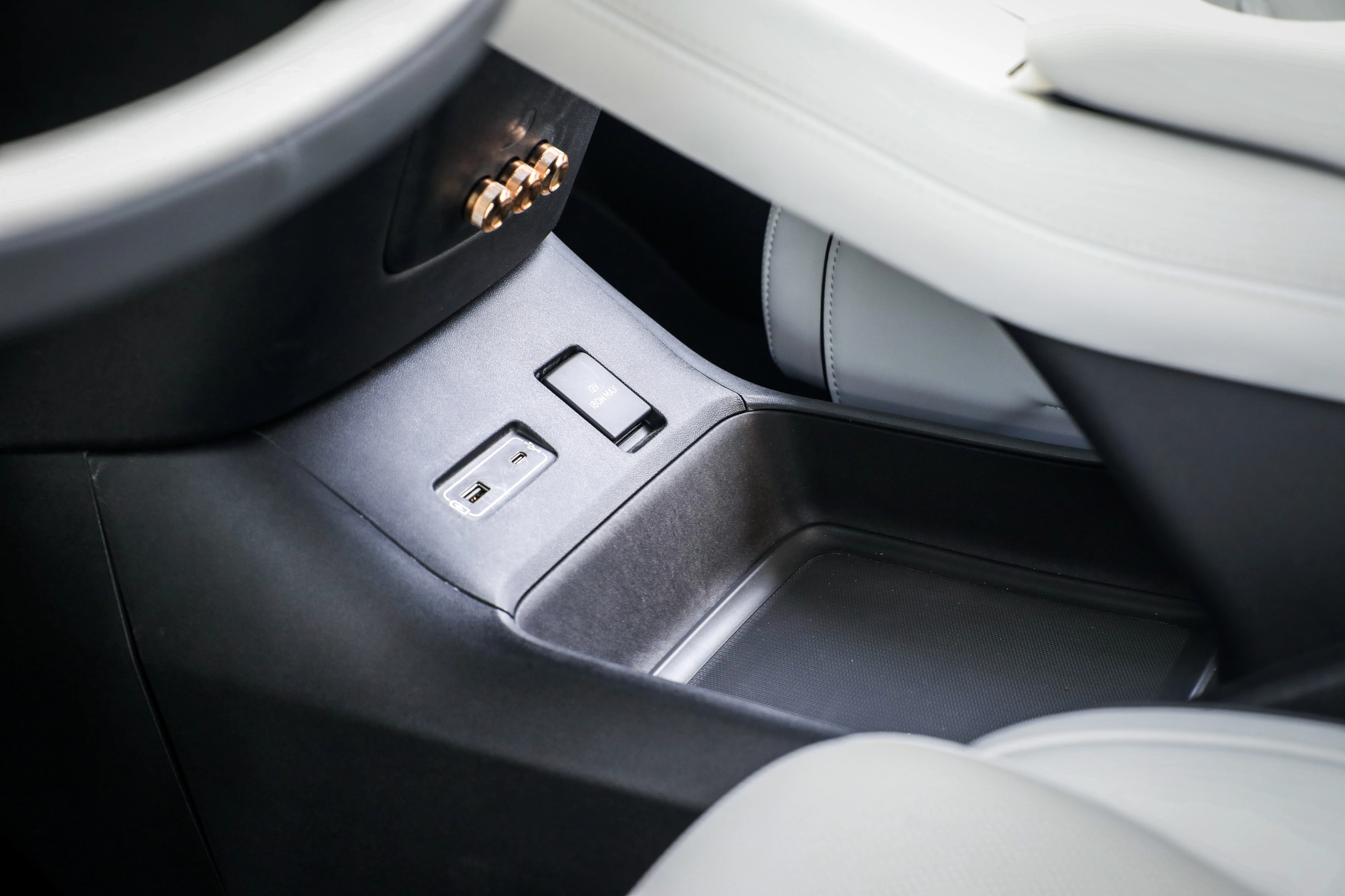 XPENG X9 FWD Long Range interiordetail view