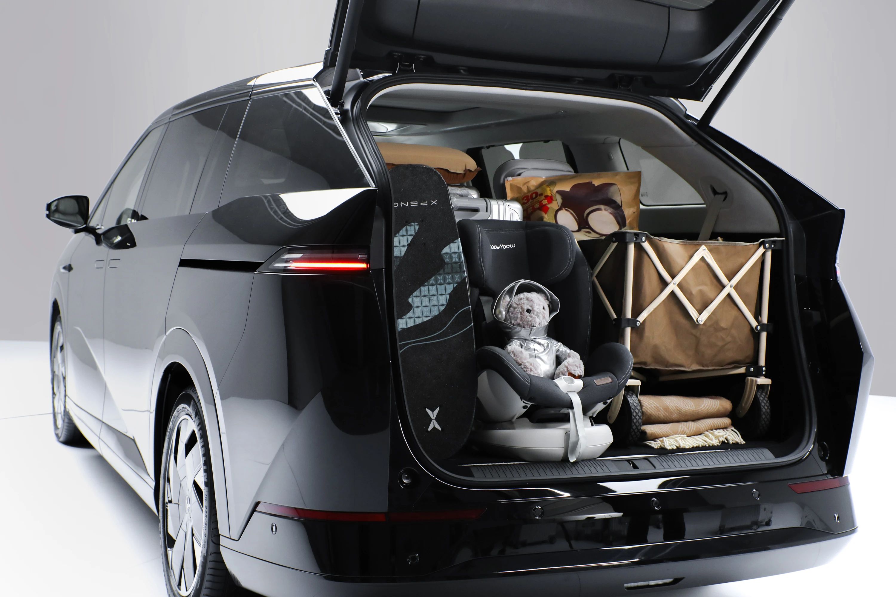 XPENG X9 FWD Long Range trunk view