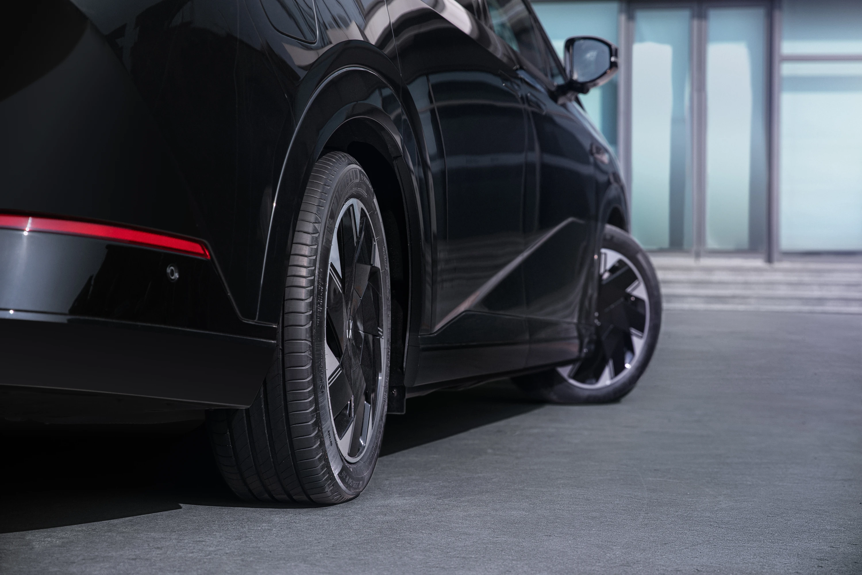 XPENG X9 FWD Long Range rearwheelsteering view
