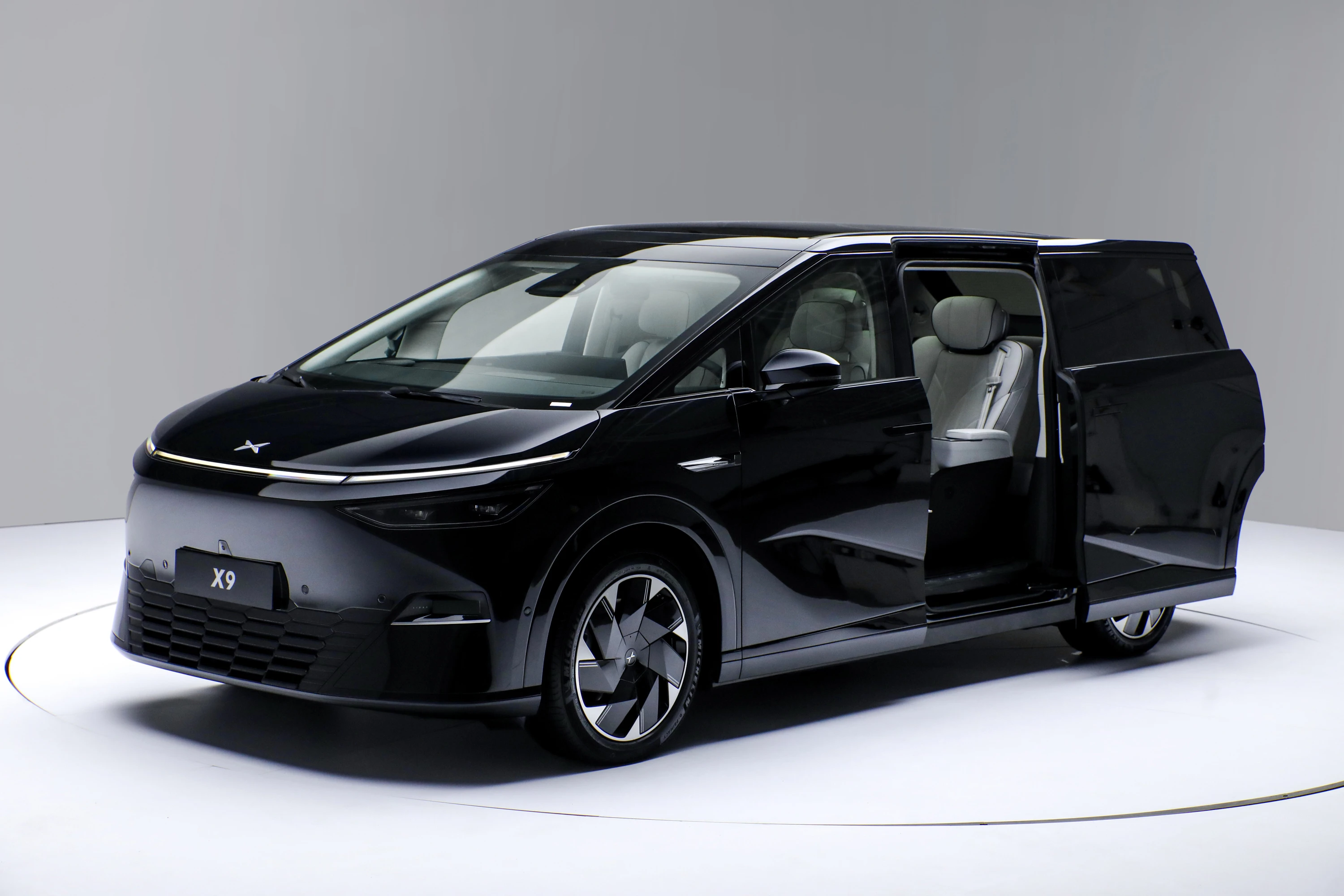 XPENG X9 FWD Long Range doors view