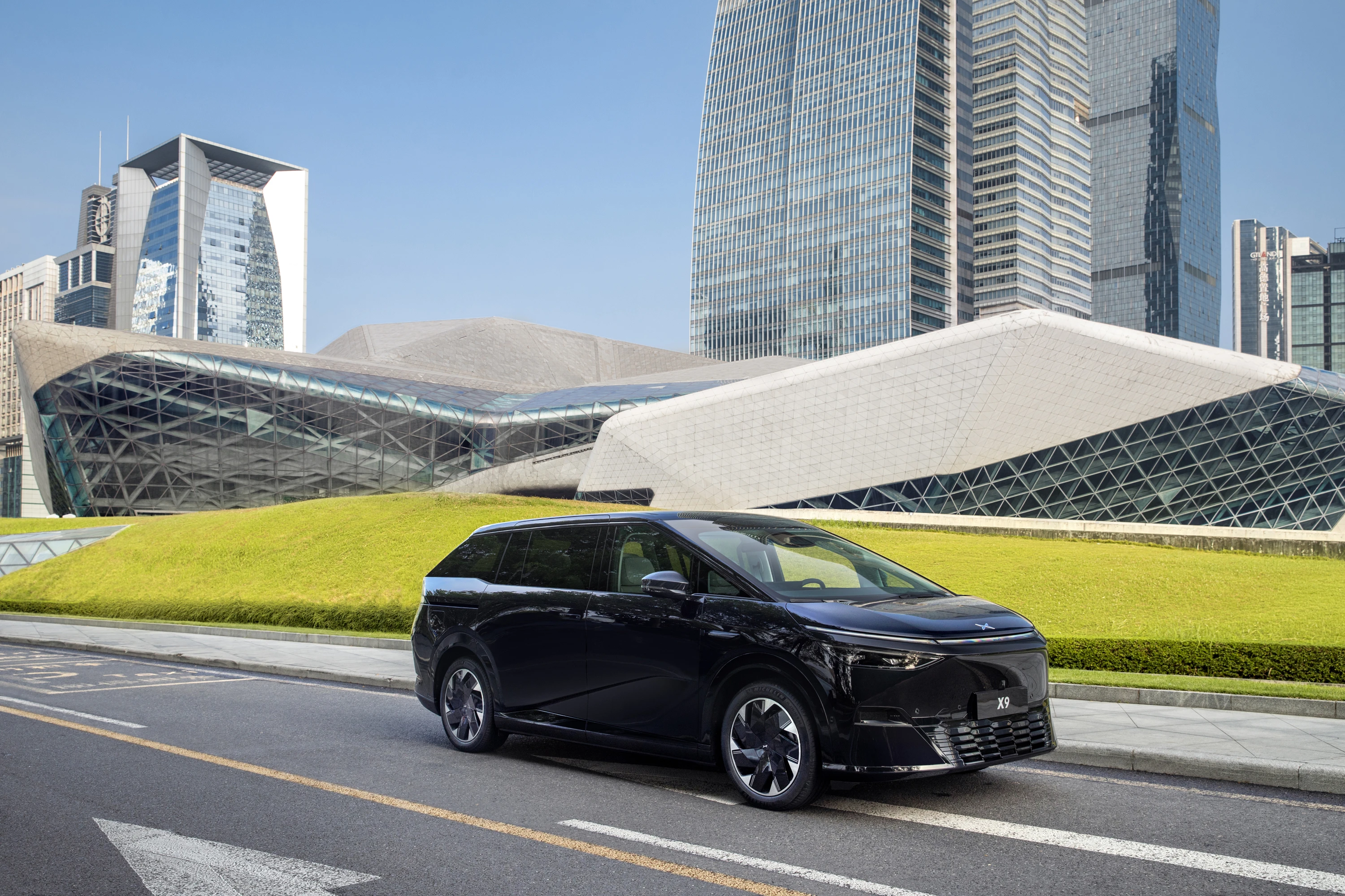 XPENG X9 FWD Long Range exterior view