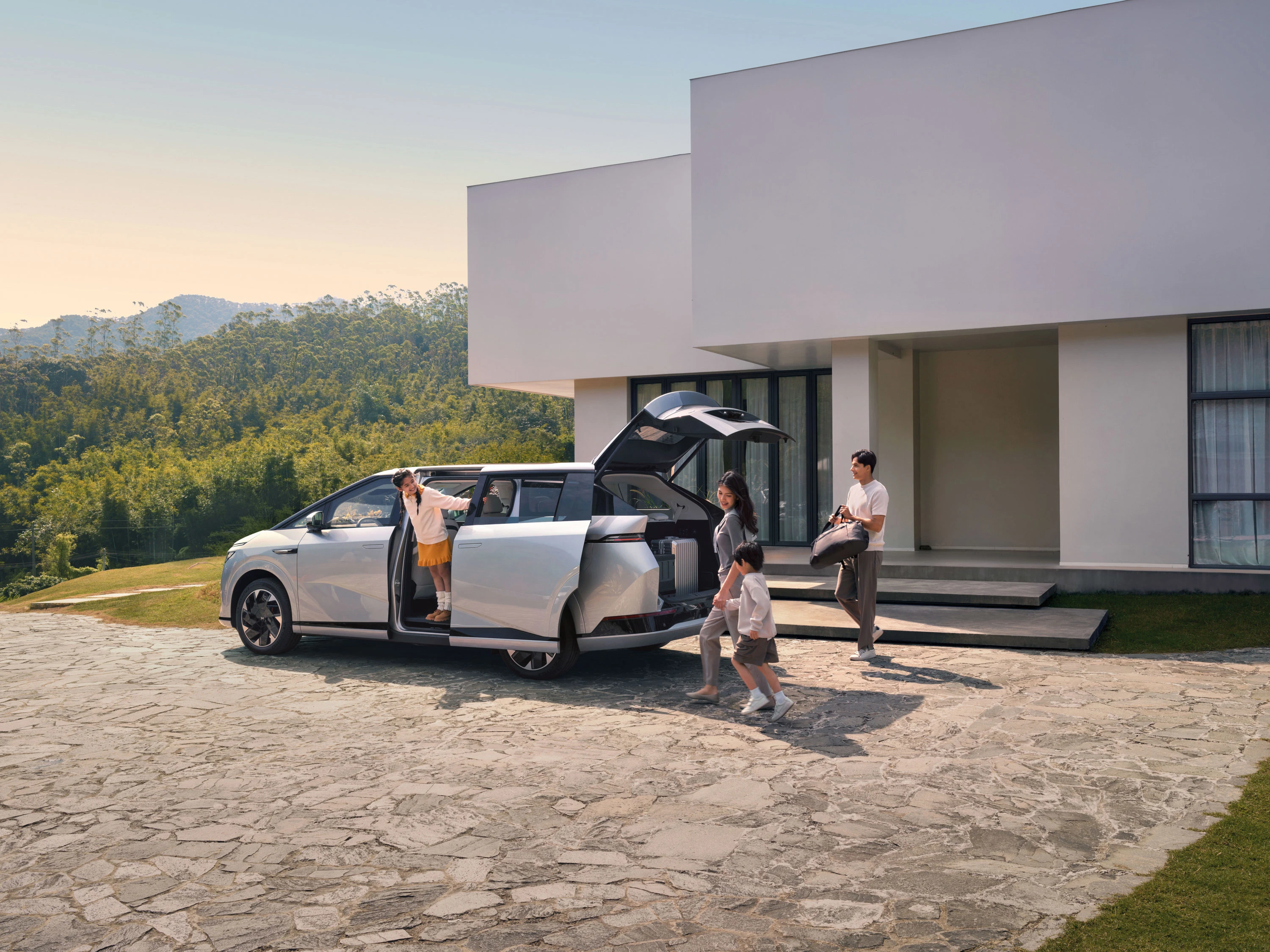 XPENG X9 FWD Long Range exterior view