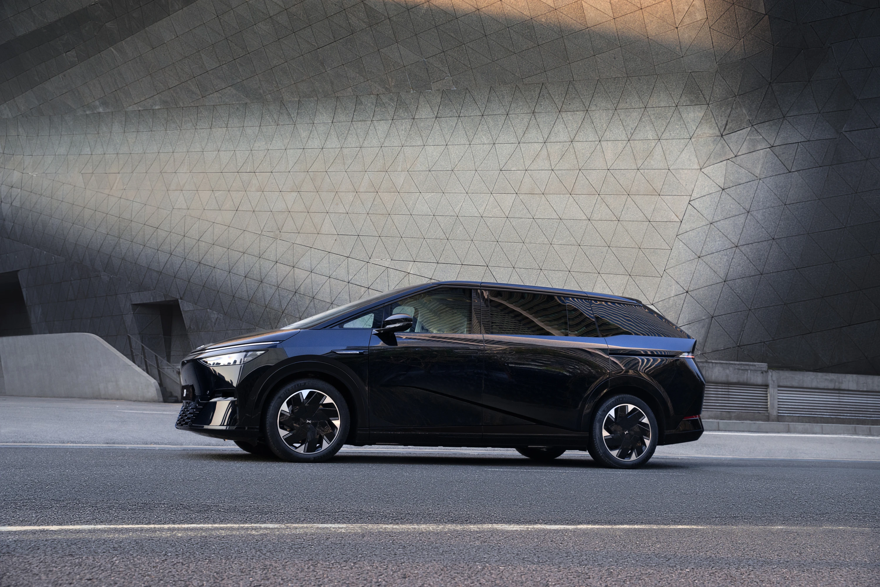 XPENG X9 FWD Long Range exterior view