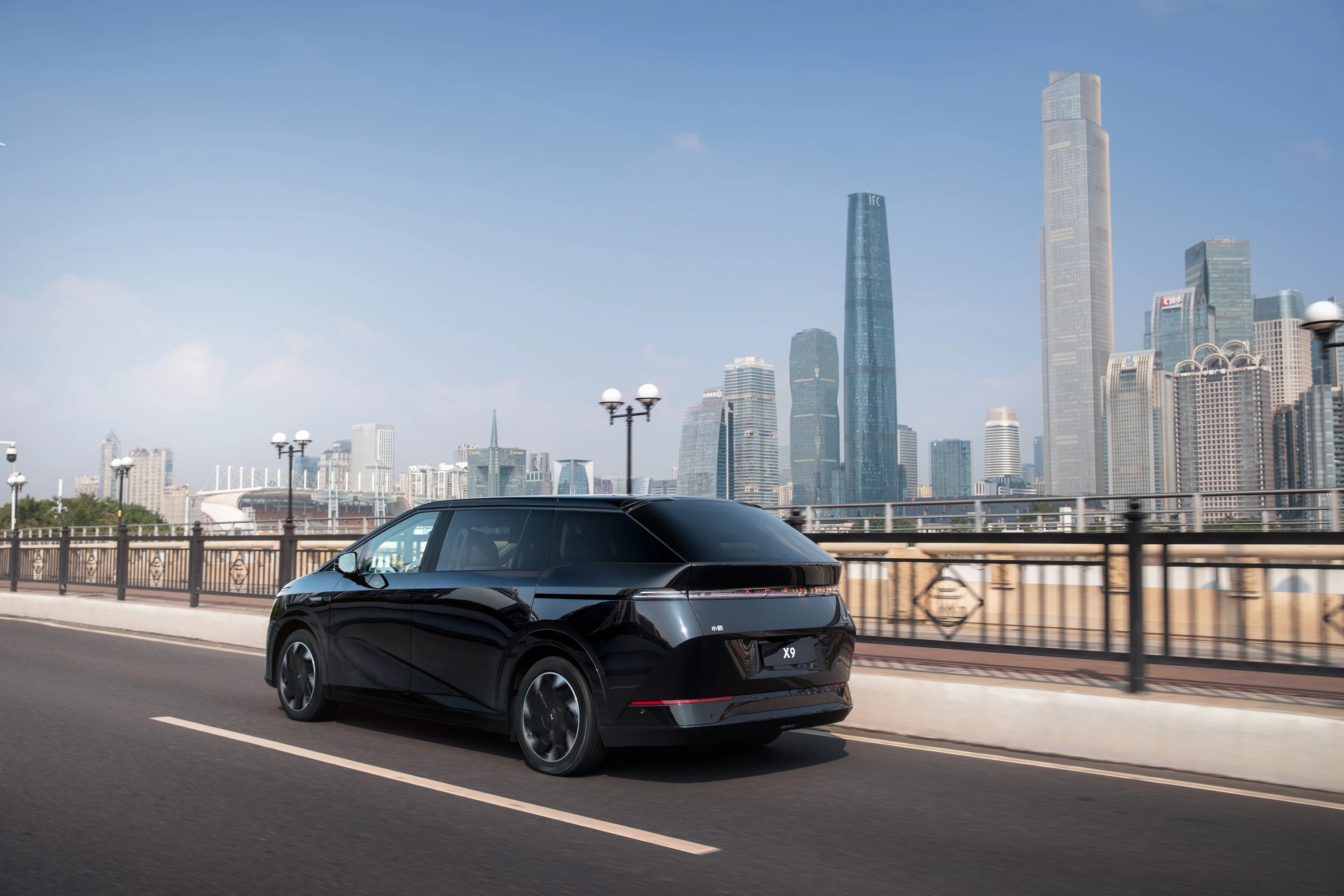 XPENG X9 FWD Long Range exterior view