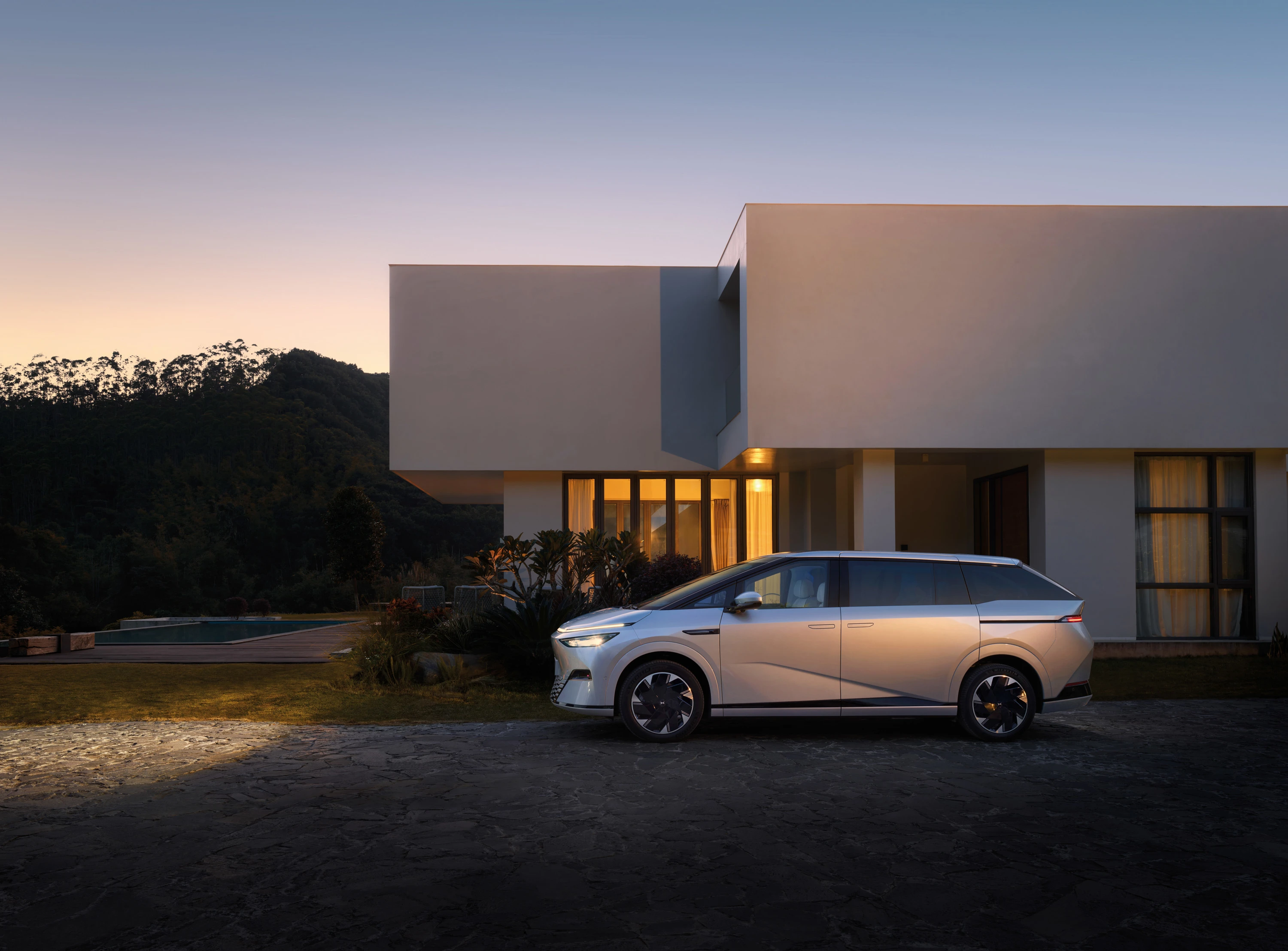 XPENG X9 FWD Long Range exterior view