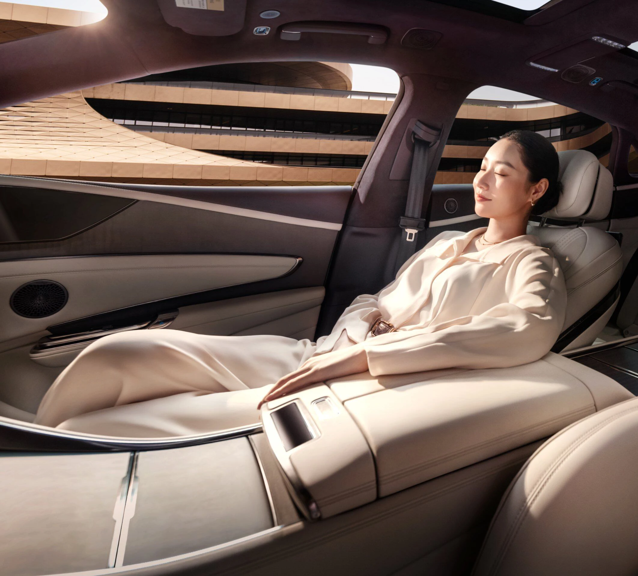 YangWang U7 EV Super 4WD frontseats view