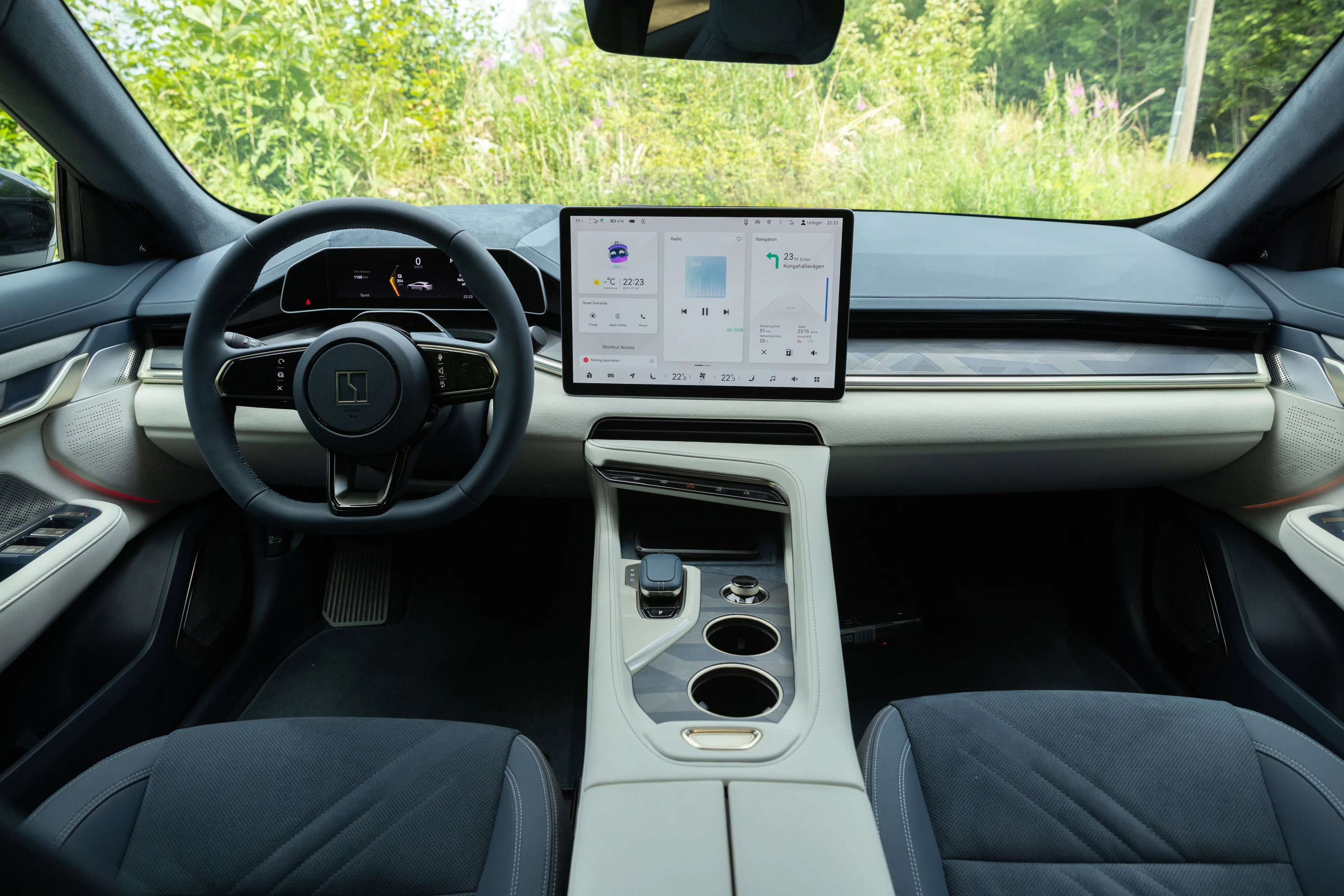 Zeekr 001 Privilege AWD screens view