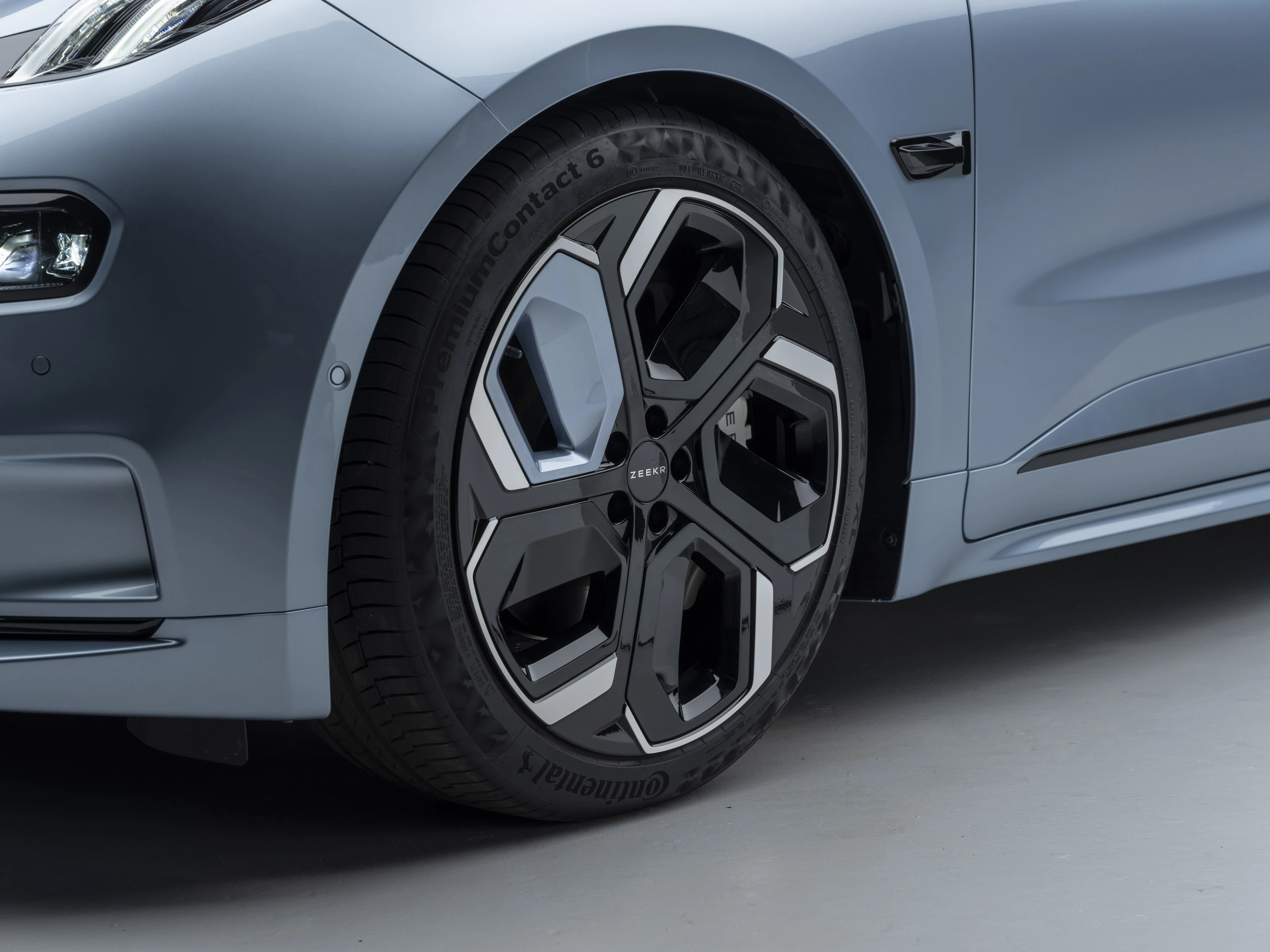 Zeekr 001 Privilege AWD wheels view