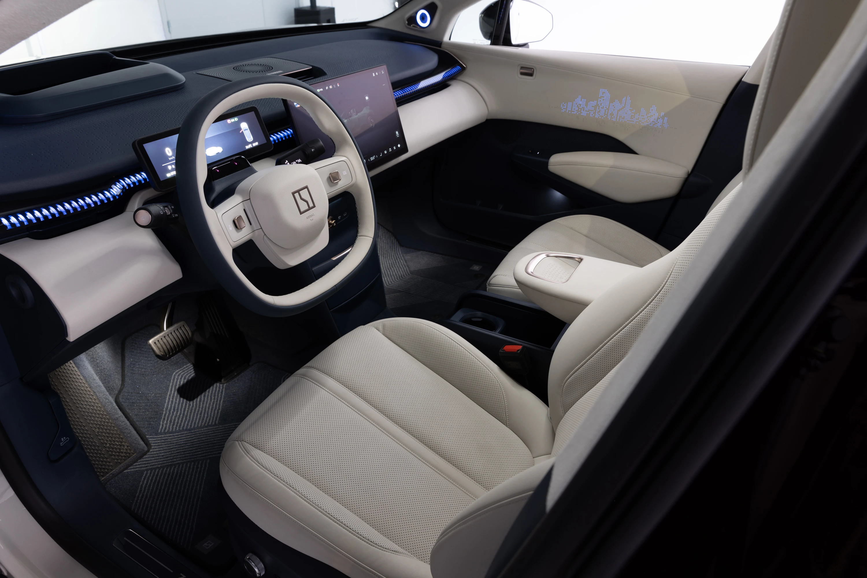 Zeekr X Long Range RWD frontseats view